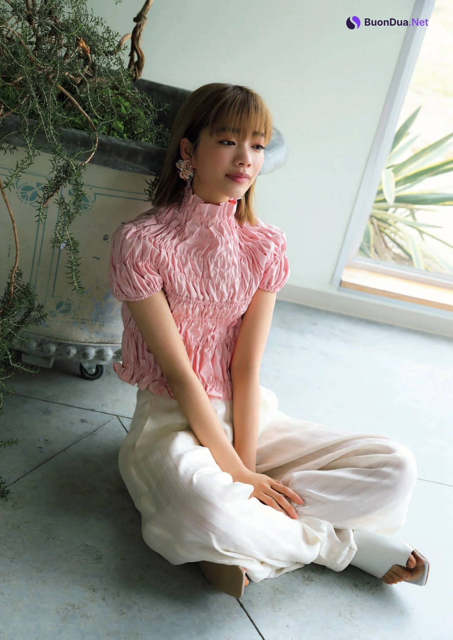 Ai Mikami 見上愛, Shukan Bunshun 2023.03.09 (週刊文春 2023年3月9日号) - Photo 4