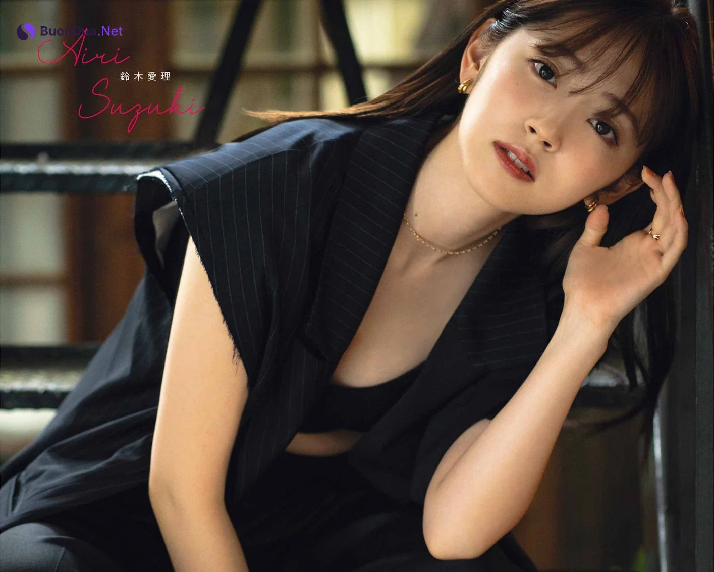 Airi Suzuki 鈴木愛理, Young Gangan 2022 No.22 (ヤングガンガン 2022年22号) - Photo 2
