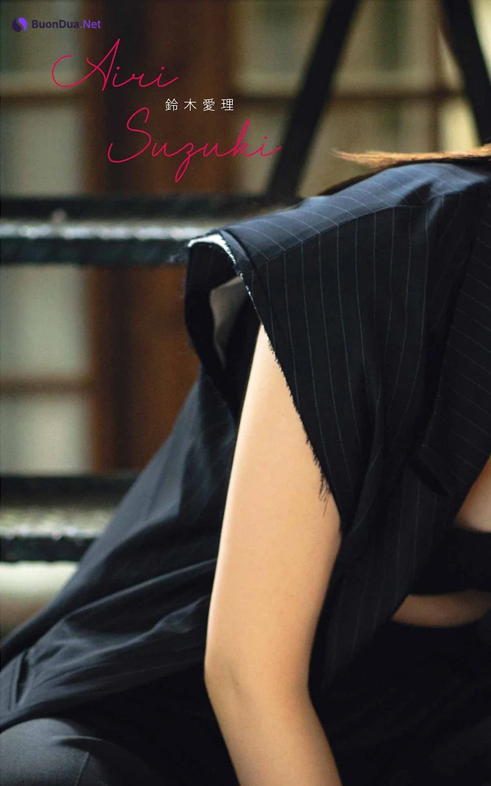 Airi Suzuki 鈴木愛理, Young Gangan 2022 No.22 (ヤングガンガン 2022年22号) - Photo 3