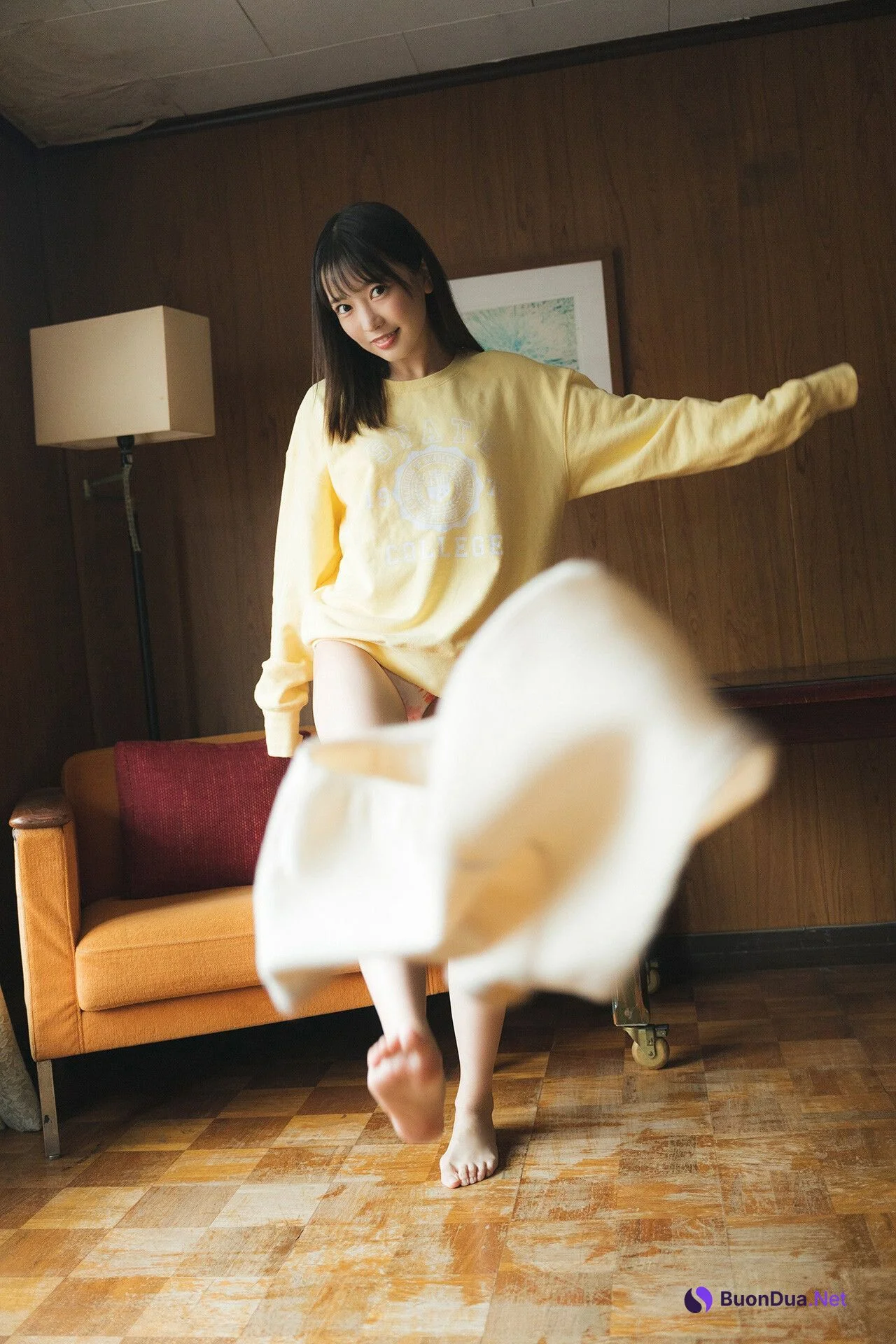 Akane Yoshizawa 吉沢朱音, FLASHデジタル写真集 「TRIANGLE LOVE－朱音の場合」 Set.01 - Photo 10