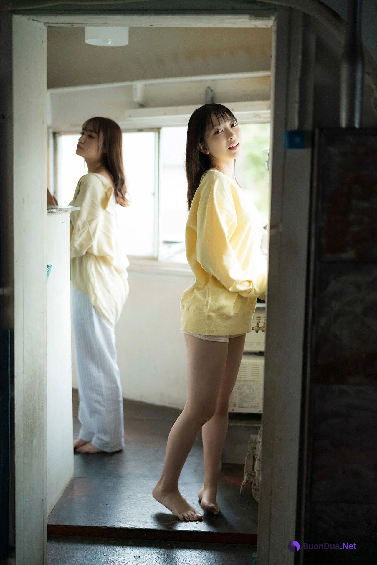 Akane Yoshizawa 吉沢朱音, FLASHデジタル写真集 「TRIANGLE LOVE－朱音の場合」 Set.01 - Photo 5
