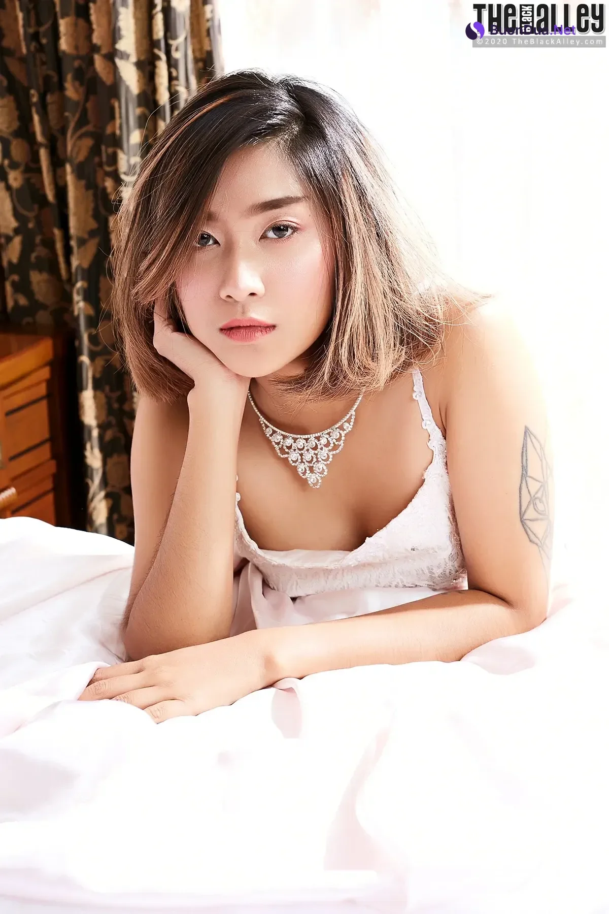 Apple – The Black Alley Photobook Set.98 - Photo 12