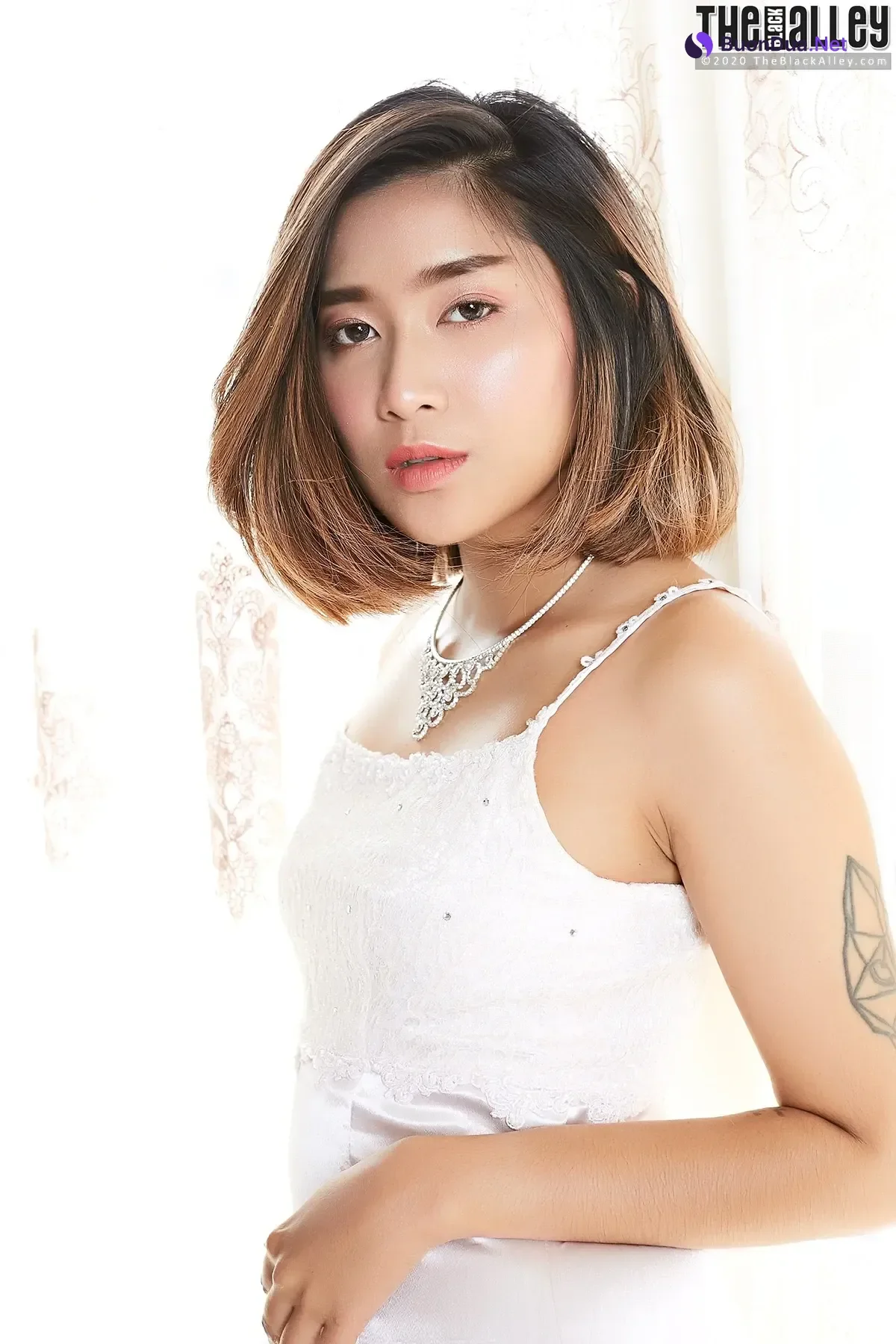 Apple – The Black Alley Photobook Set.98 - Photo 2