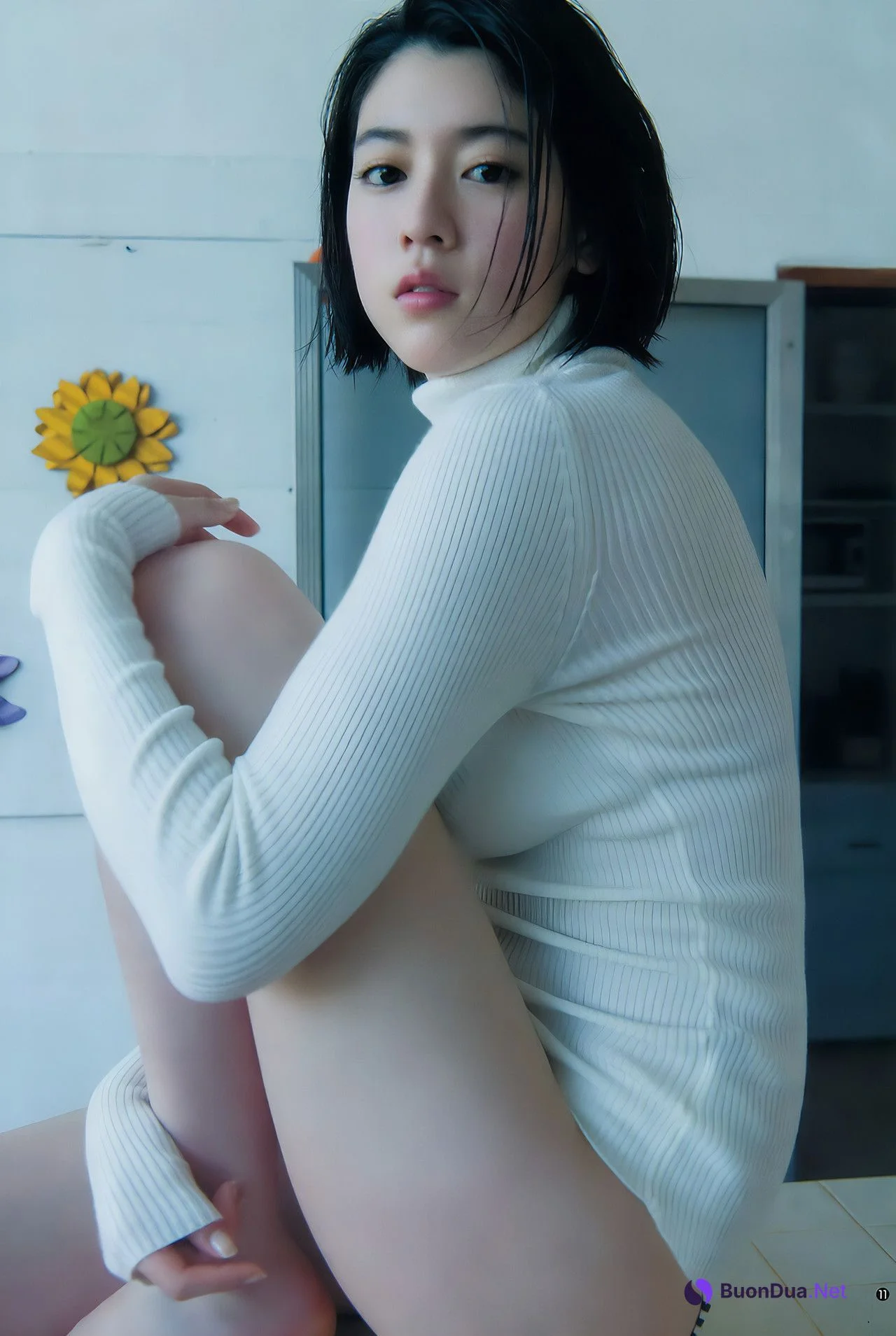 Ayaka Miyoshi 三吉彩花, Young Jump 2017 No.17 (ヤングジャンプ 2017年17号) - Photo 8