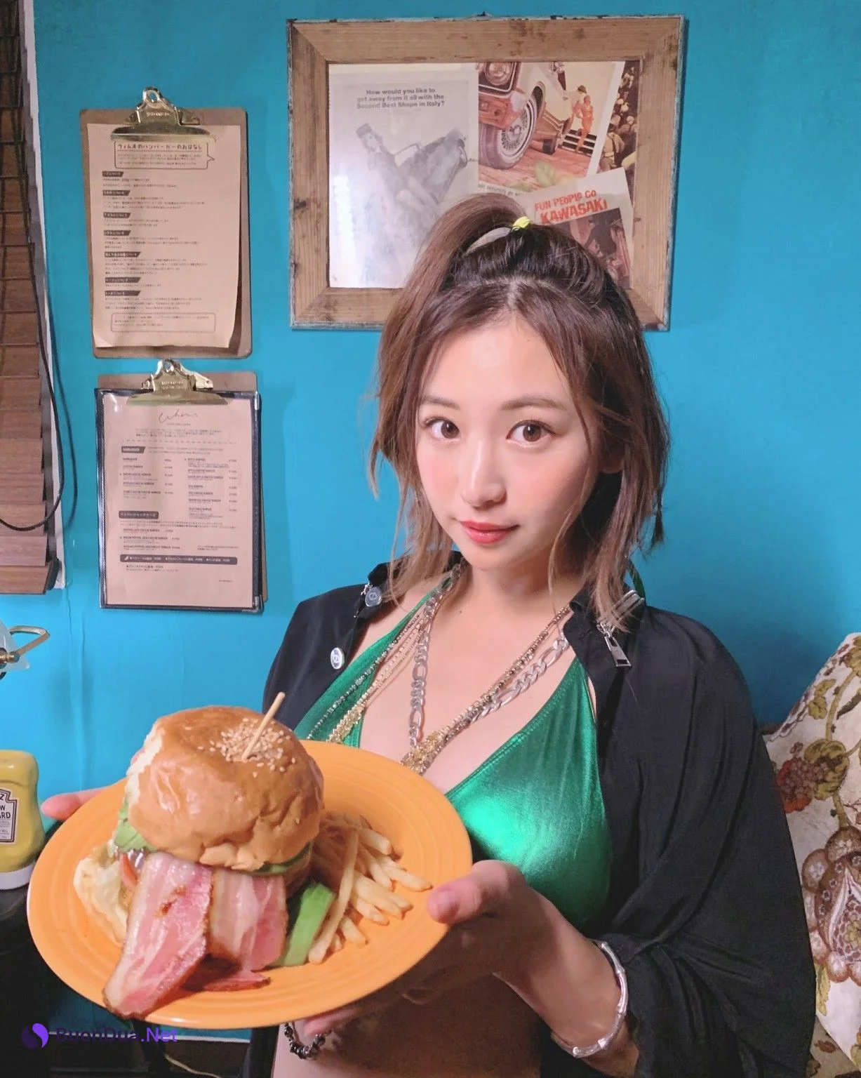 Ayaka Sayama 佐山彩香, Shukan Jitsuwa 2020.01.02 (週刊実話 2020年1月2日号) - Photo 8