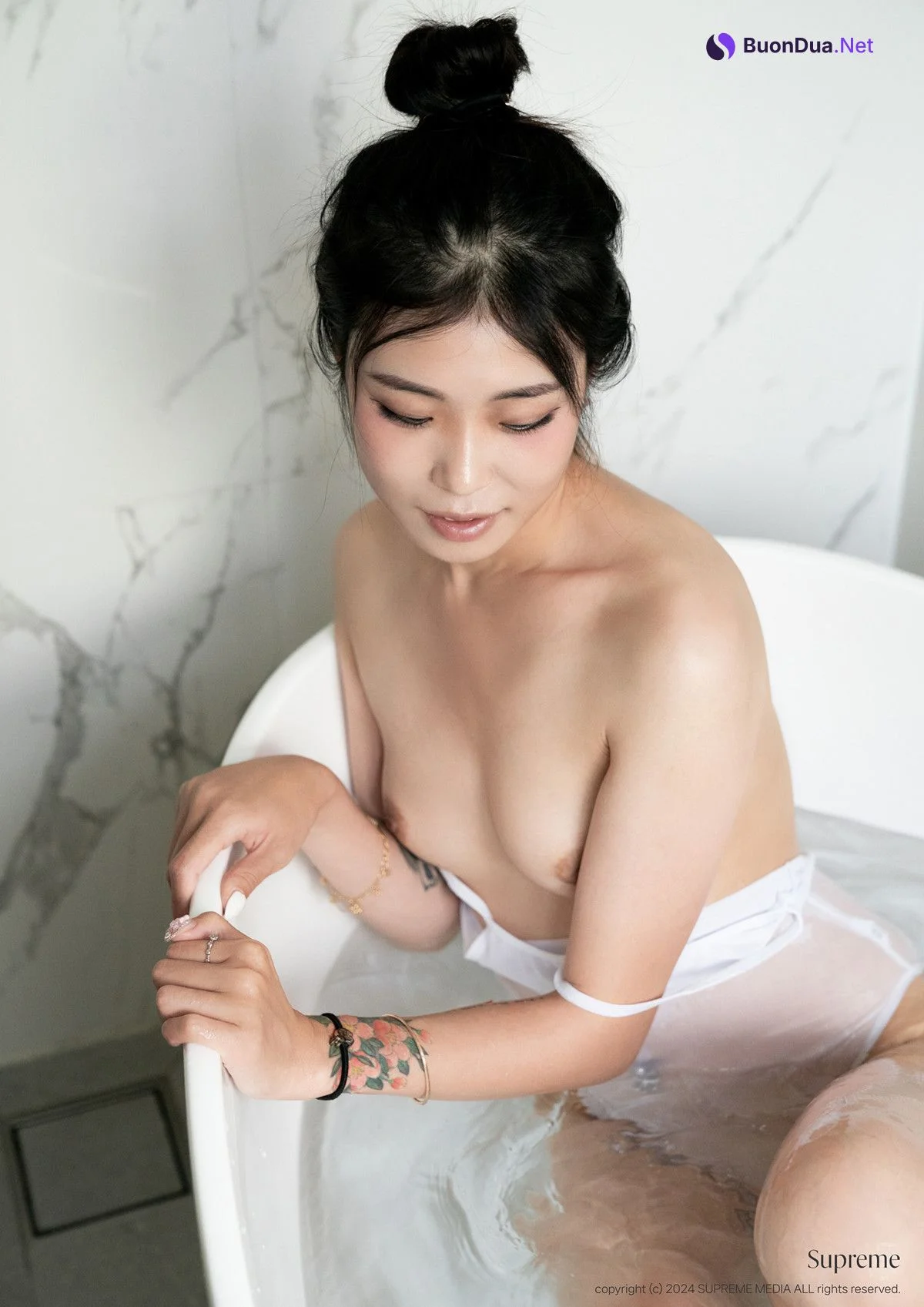 Bora 보라, Supreme Photobook ‘Bora No.02’ - Photo 10
