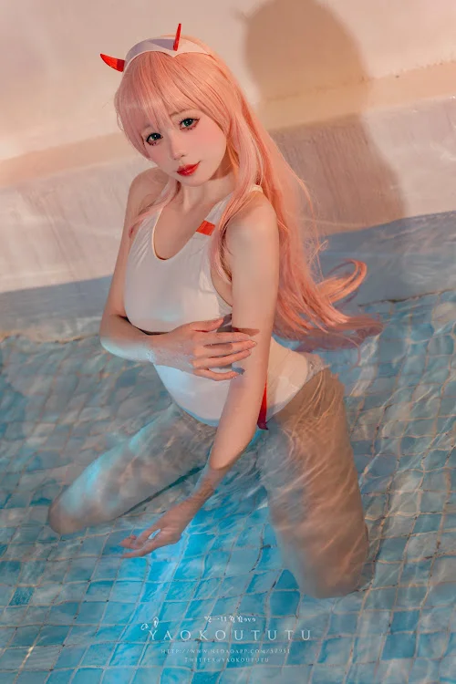 Coser@黏黏团子兔 – 国家队02泳装Pretty