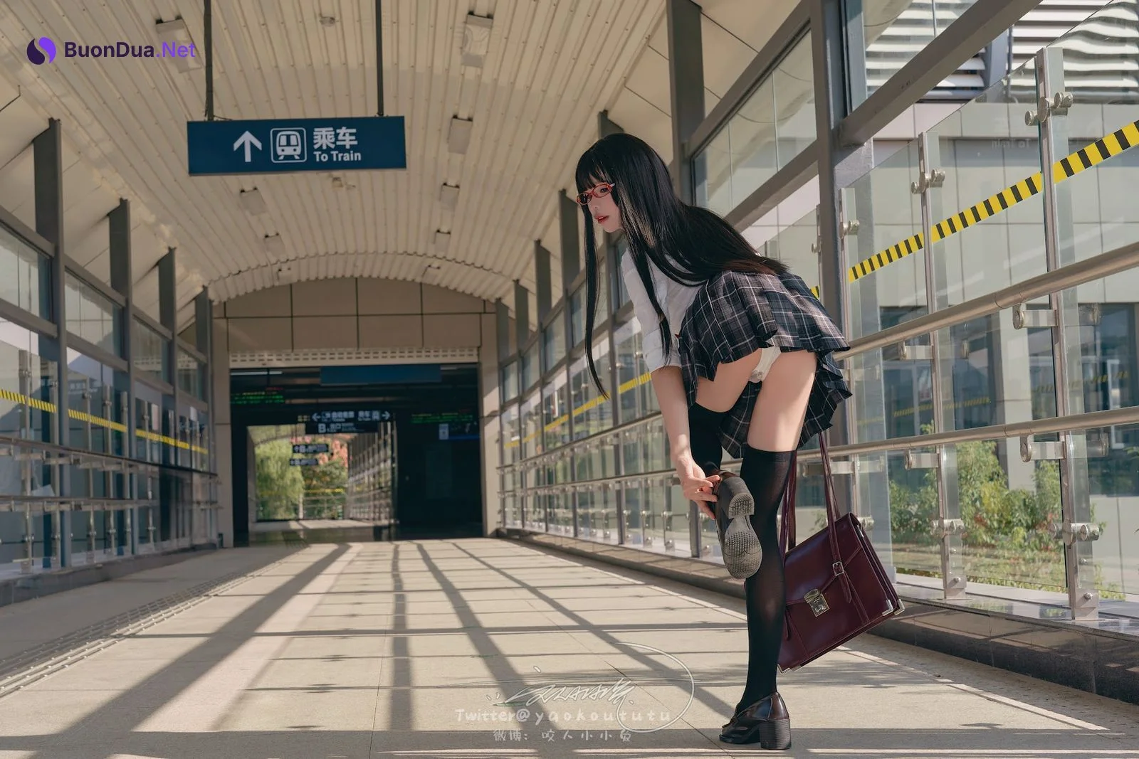 Coser@黏黏团子兔 – 电车惊魂& 期待 - 写真 15