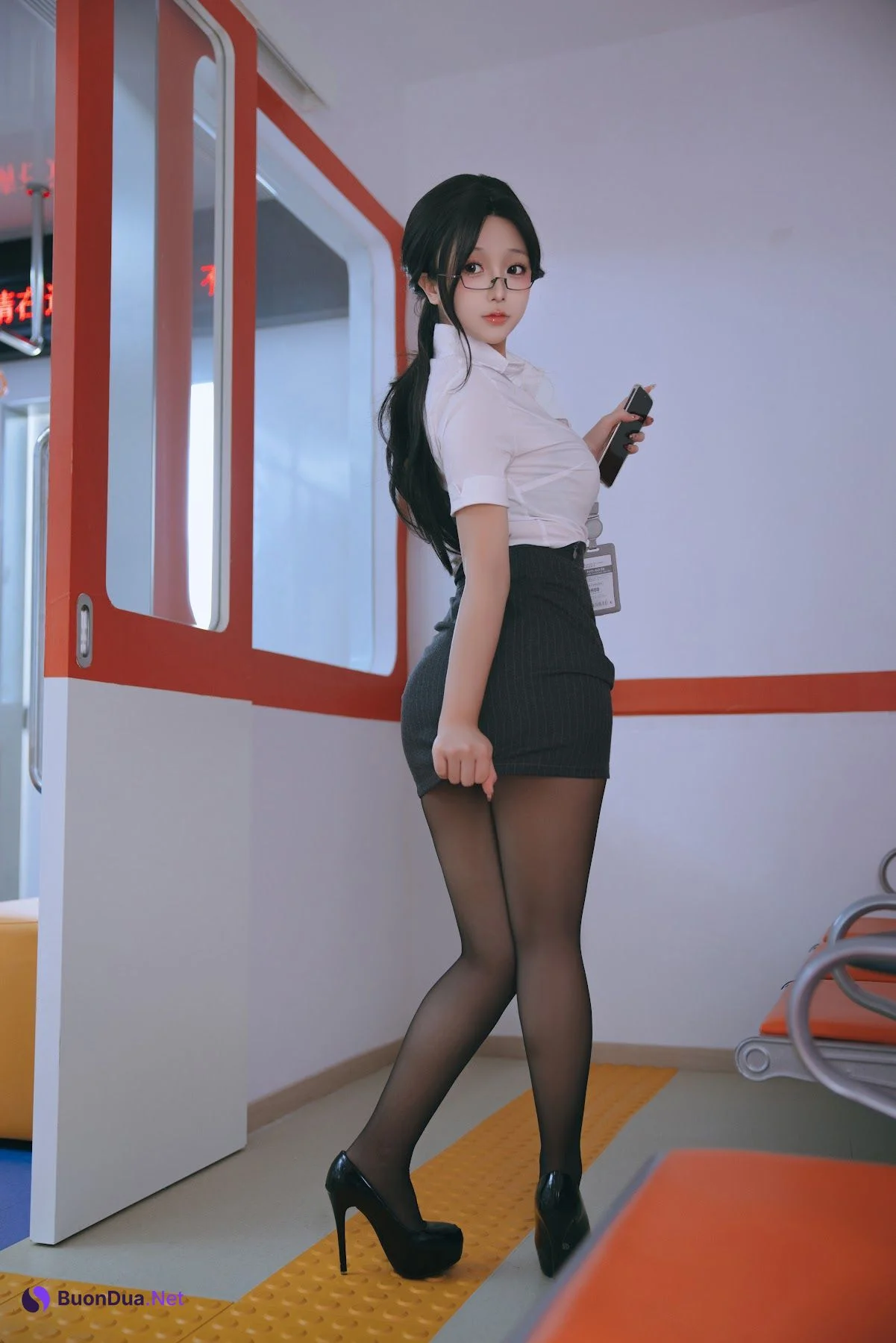 Coser@日奈娇 – 地铁OL - Photo 2