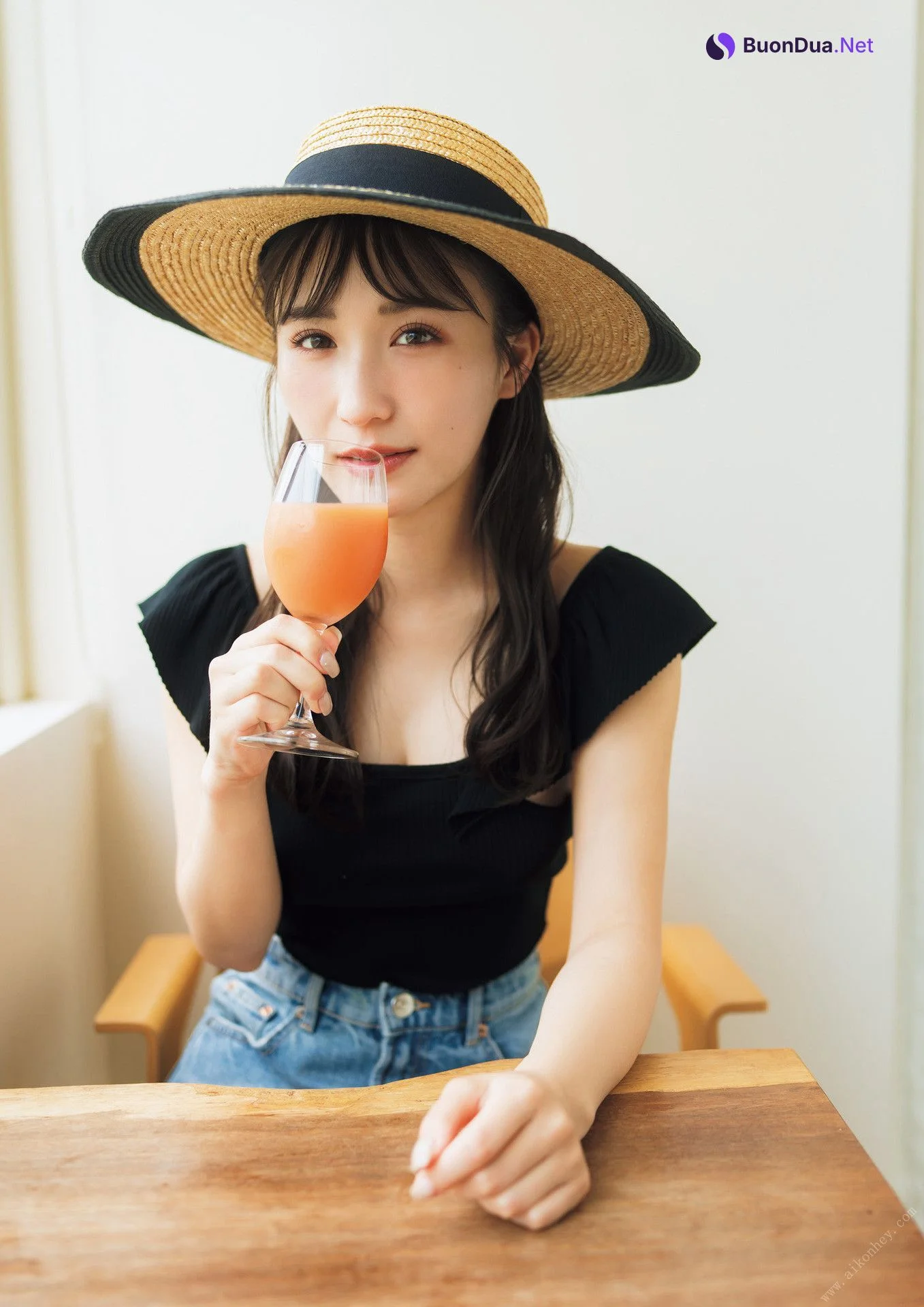 Ema Ito 伊藤愛真, １st写真集 電子特典付き 「soleil－ソレイユ－」 Set.05 - Photo 11