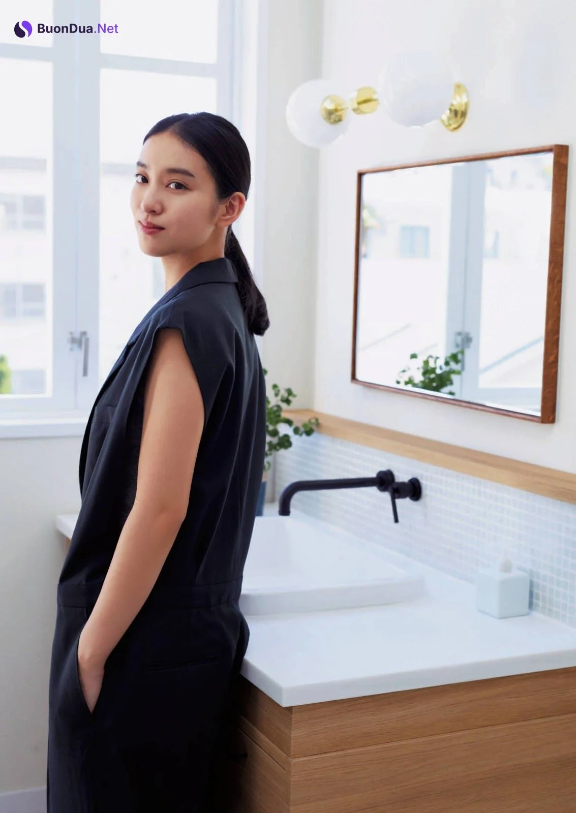 Emi Takei 武井咲, Shukan Bunshun 2020.12.24 (週刊文春 2020年12月24日号) - Photo 6