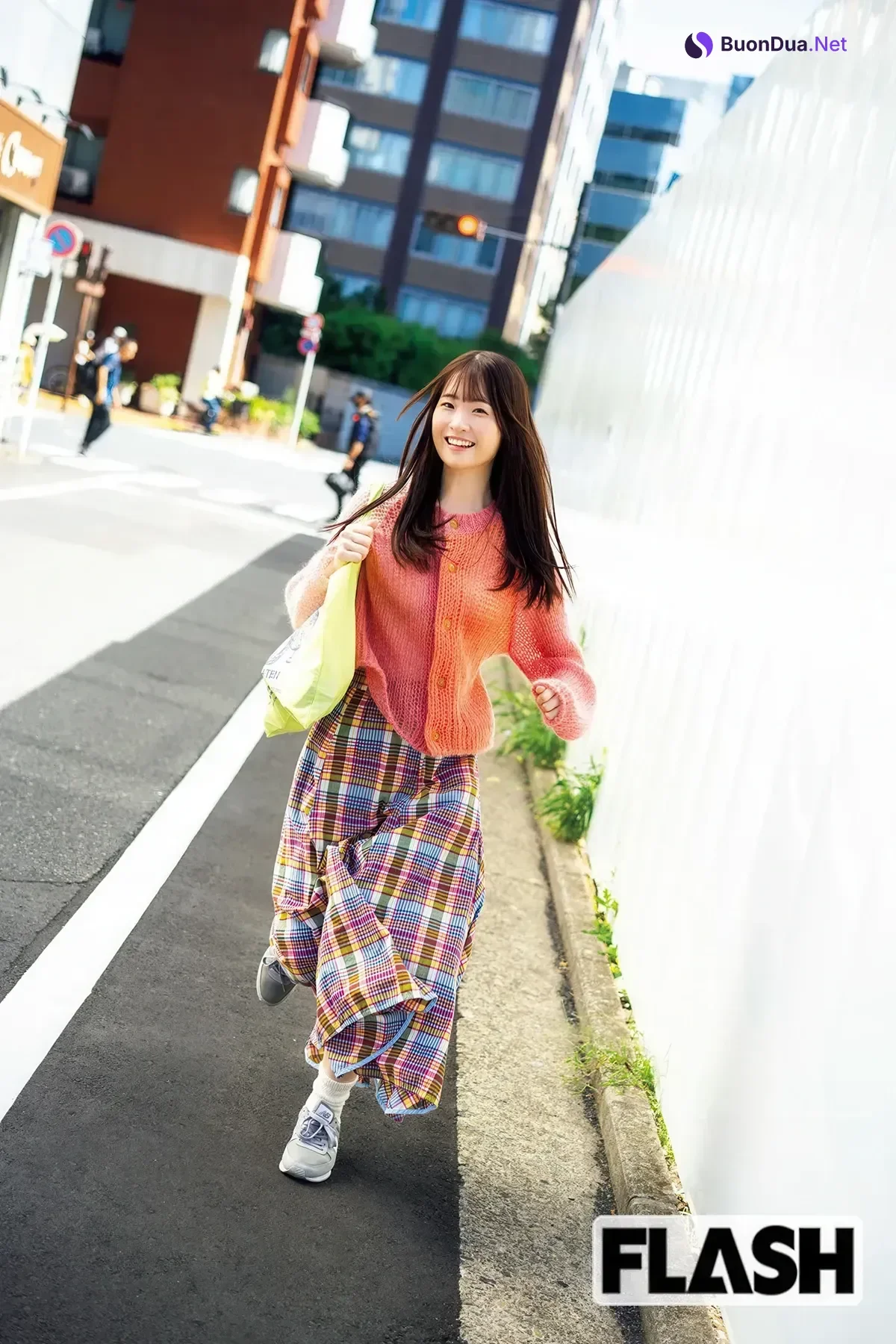 Emika Shirakami 白上咲花, FLASH 2025.11.04 (フラッシュ 2025年11月4日号) - Photo 13