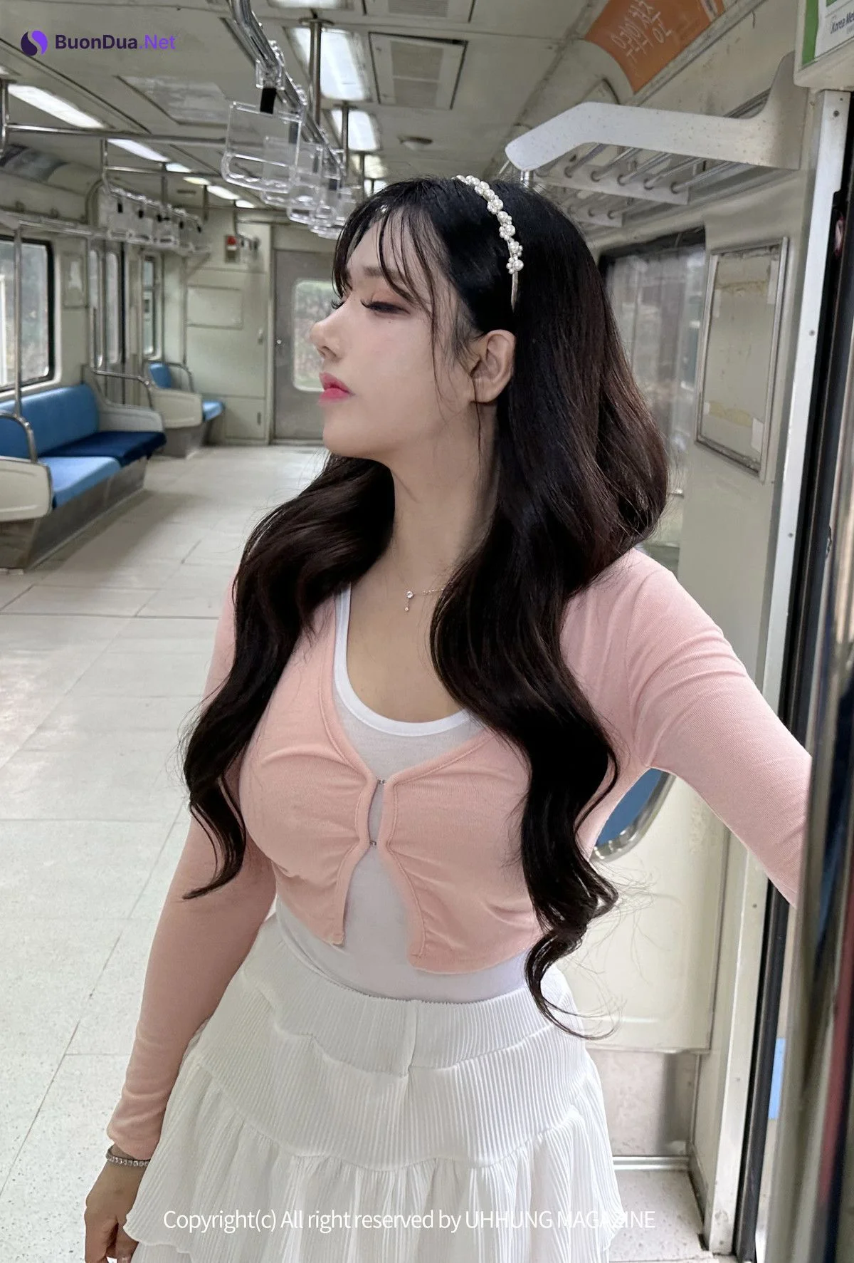 Hani 하니, UHHUNG Magazine “The Girlfriend on The Subway” Set.01 - Photo 2