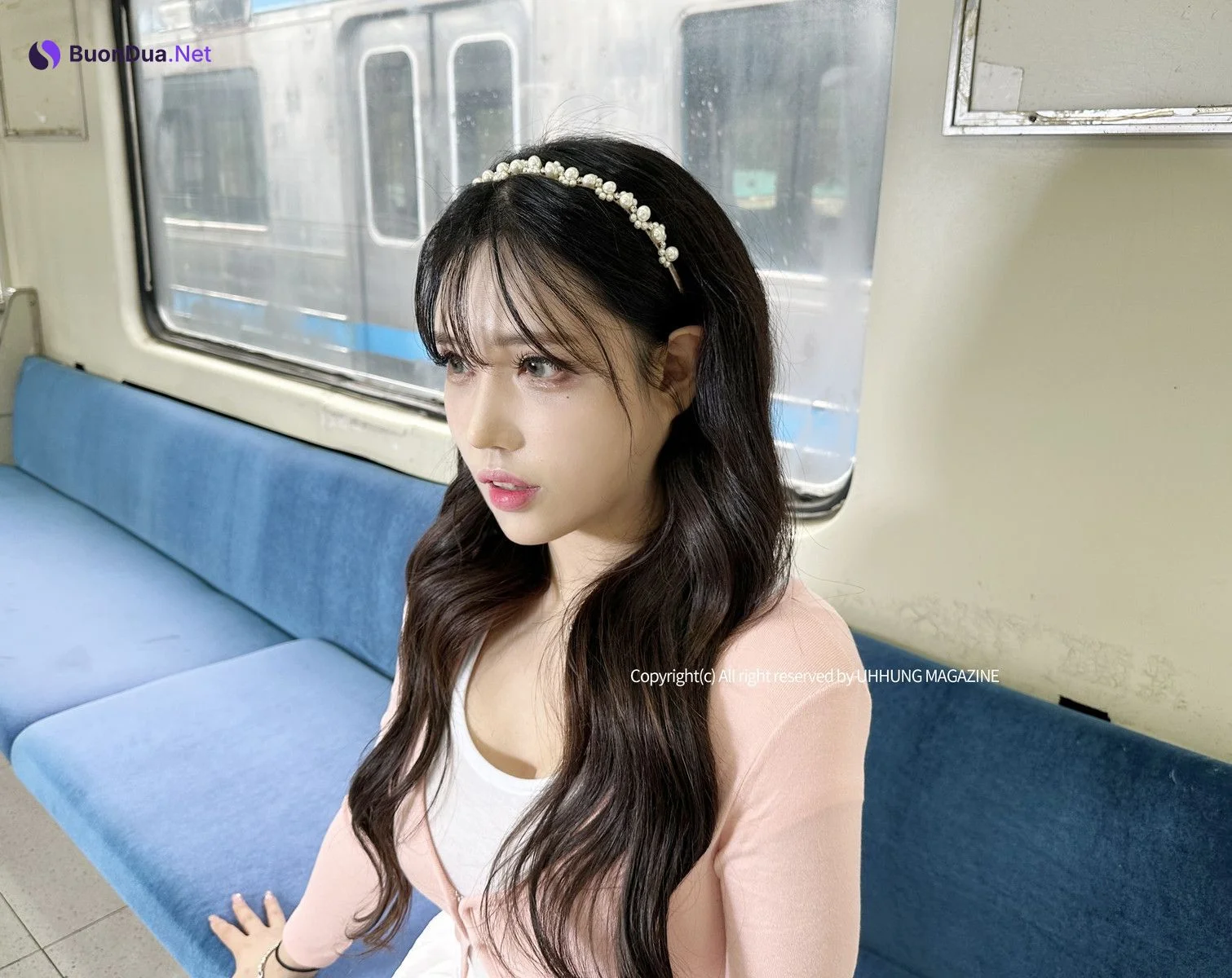 Hani 하니, UHHUNG Magazine “The Girlfriend on The Subway” Set.01 - Photo 3