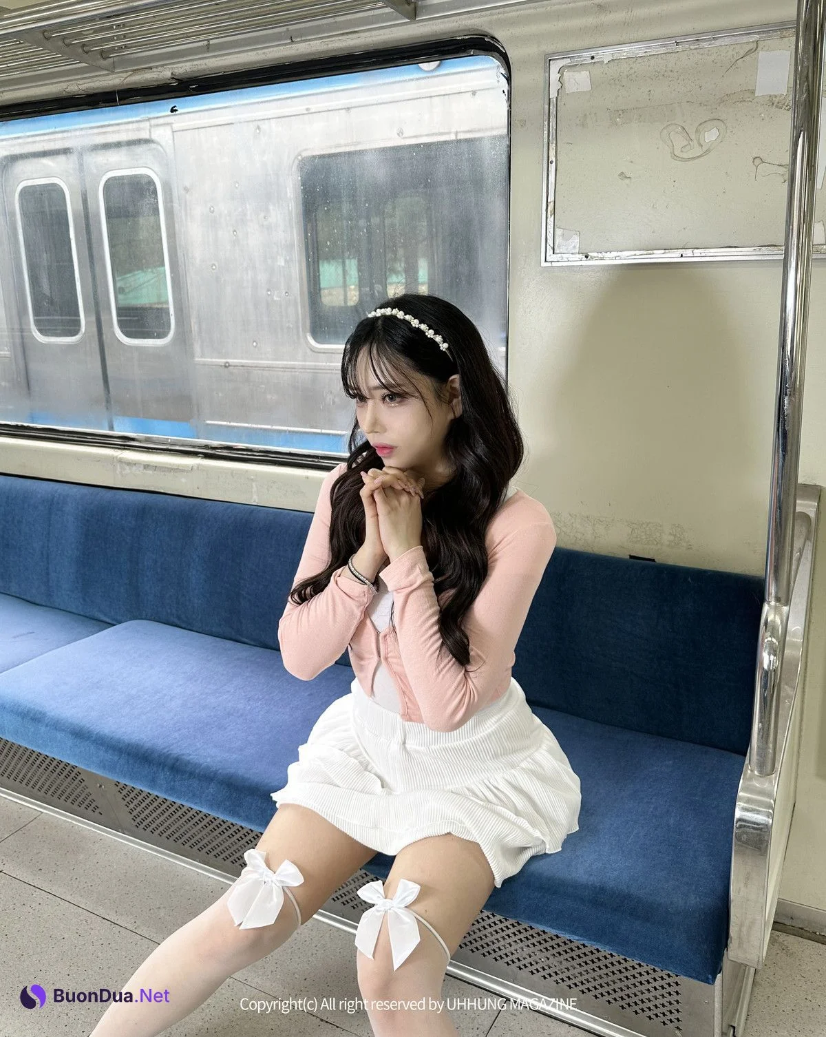 Hani 하니, UHHUNG Magazine “The Girlfriend on The Subway” Set.01 - Photo 7