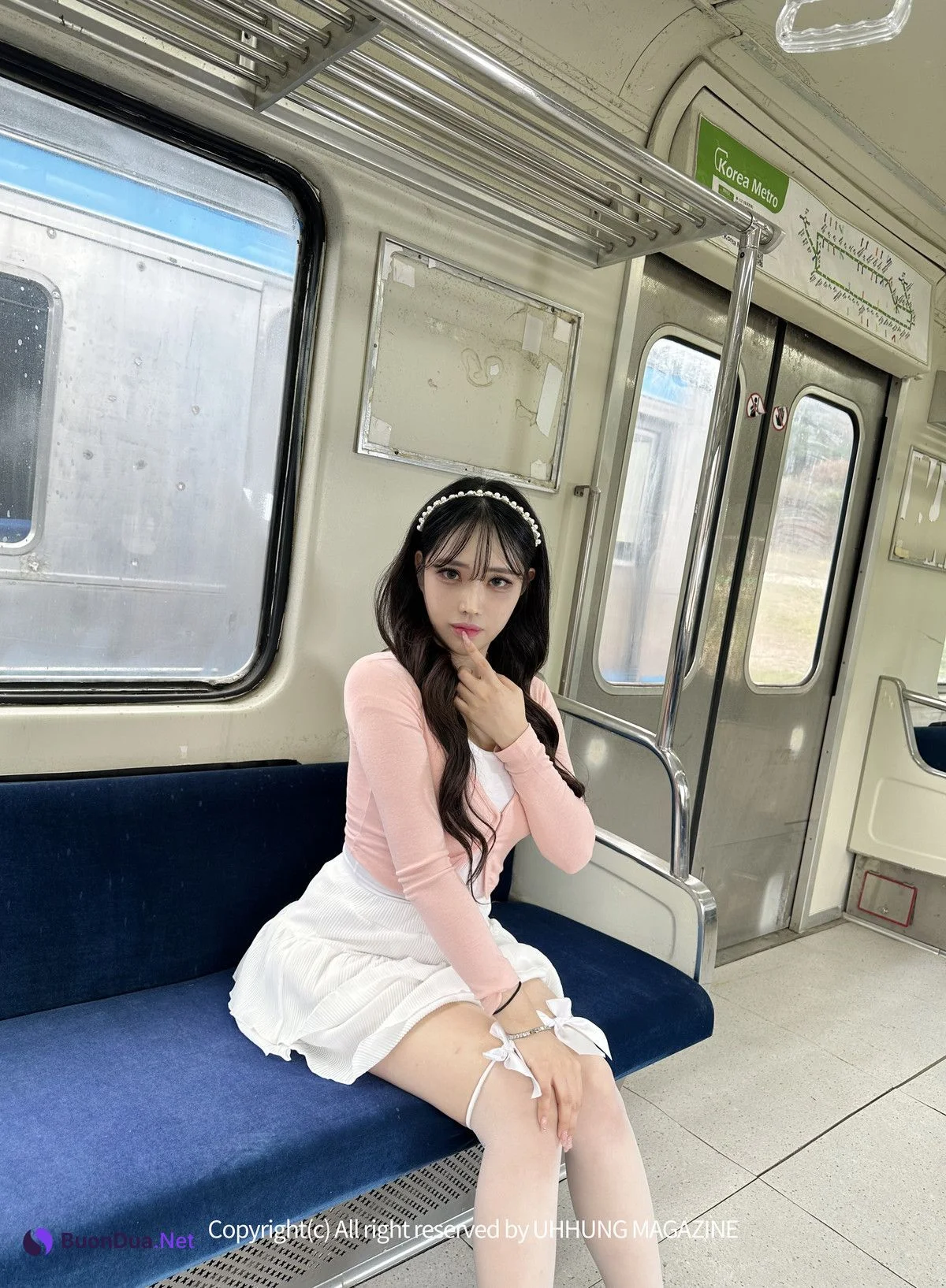 Hani 하니, UHHUNG Magazine “The Girlfriend on The Subway” Set.01 - Photo 8
