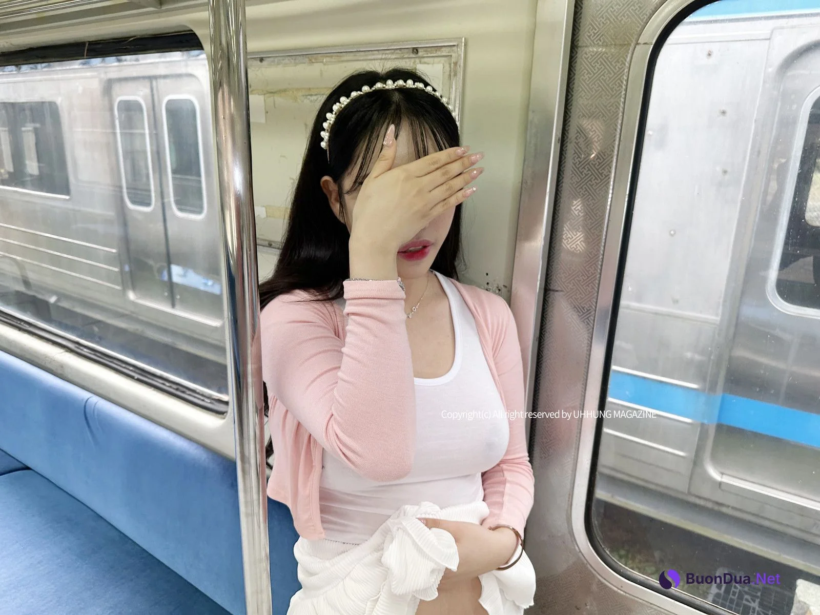 Hani 하니, UHHUNG Magazine “The Girlfriend on The Subway” Set.02 - Photo 11