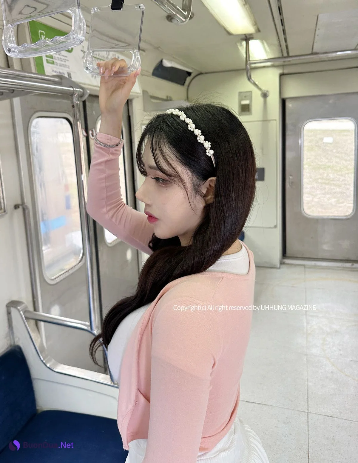 Hani 하니, UHHUNG Magazine “The Girlfriend on The Subway” Set.02 - Photo 2