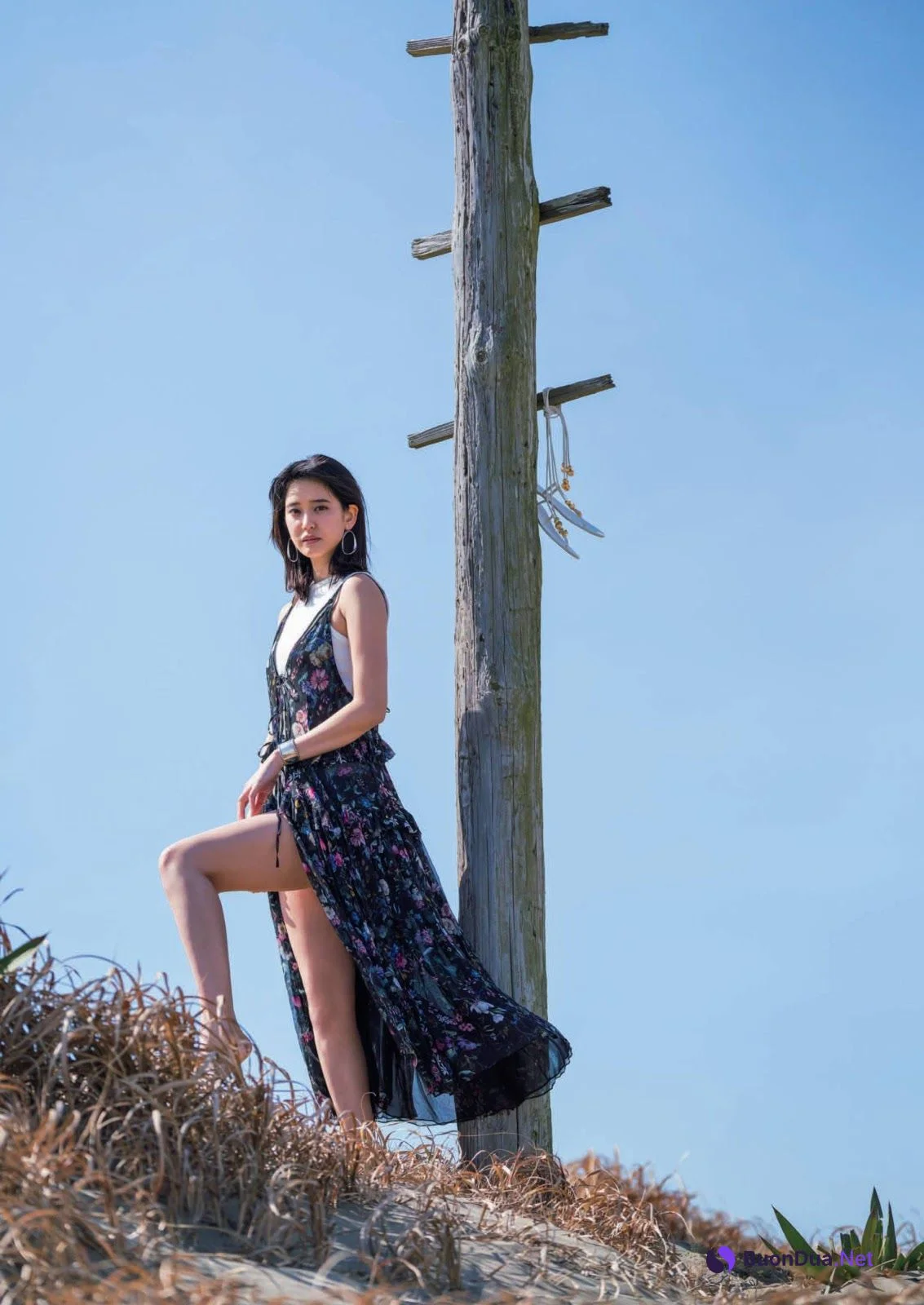 Hirona Yamazaki 山崎紘菜, Shukan Bunshun 2021.03.18 (週刊文春 2021年3月18日号) - Photo 2