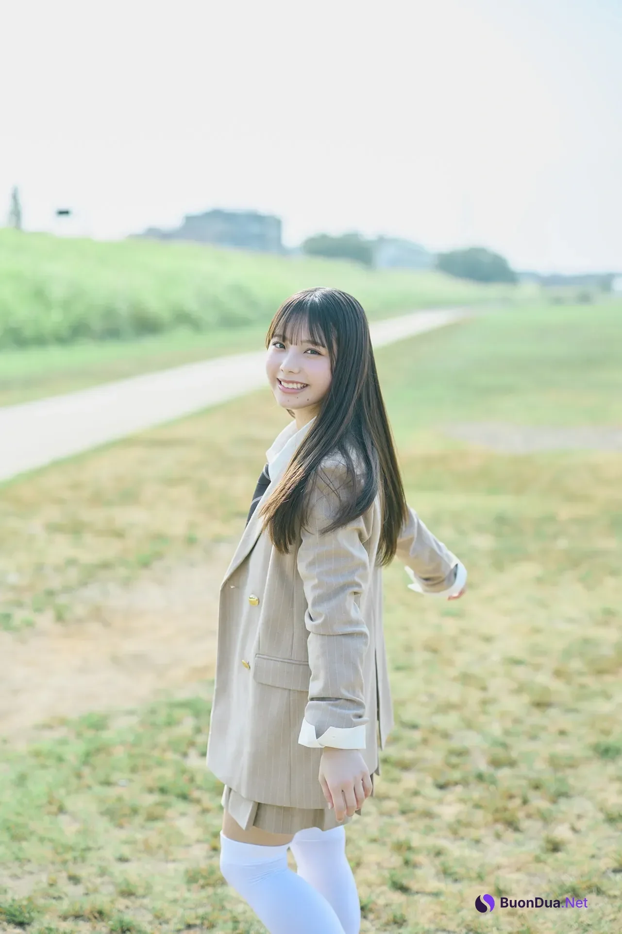 Izuki Shimoda 下田衣珠季, Young Magazine 2025 No.44 (ヤングマガジン 2025年44号) - Photo 13