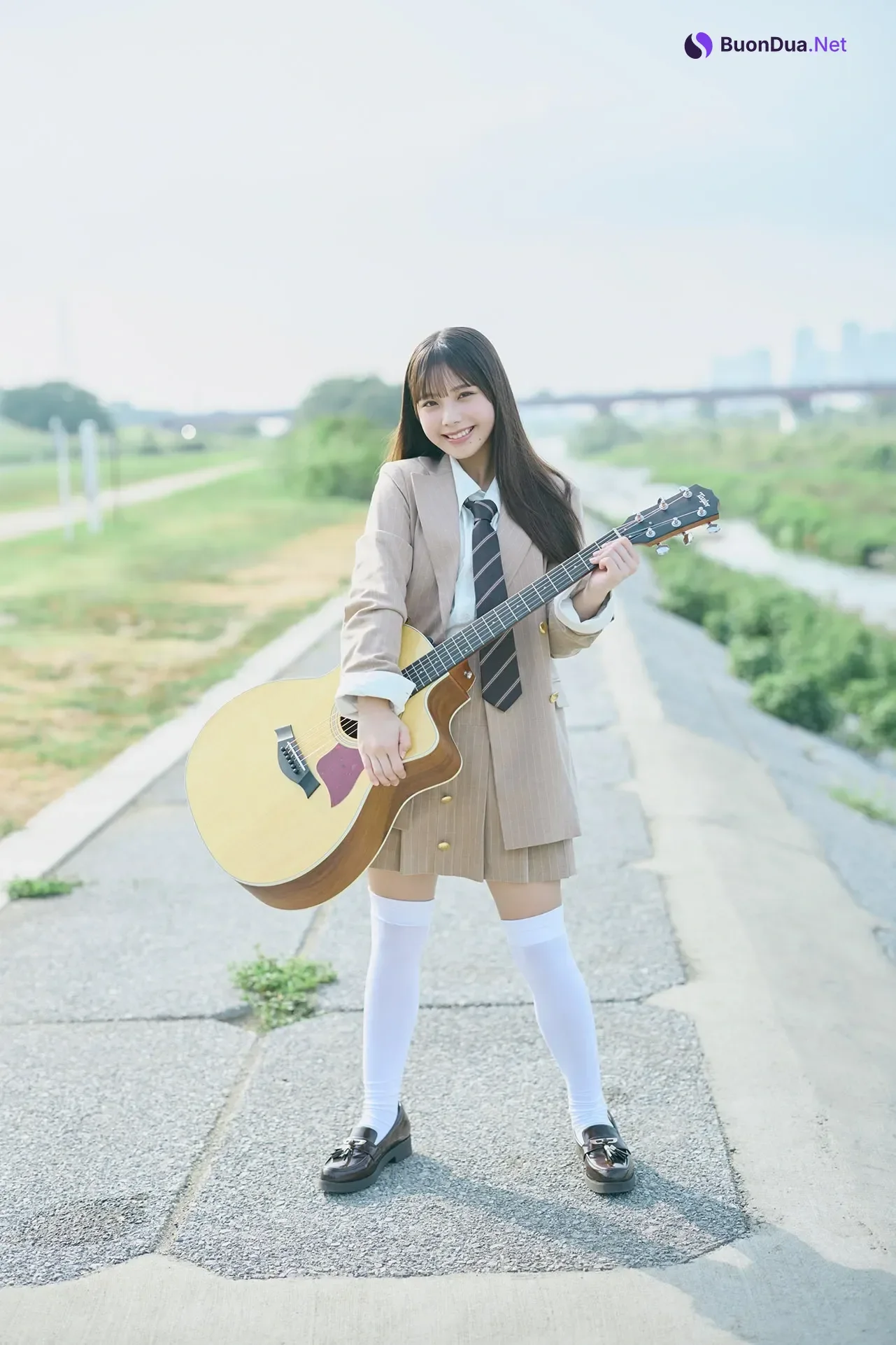 Izuki Shimoda 下田衣珠季, Young Magazine 2025 No.44 (ヤングマガジン 2025年44号) - Photo 5