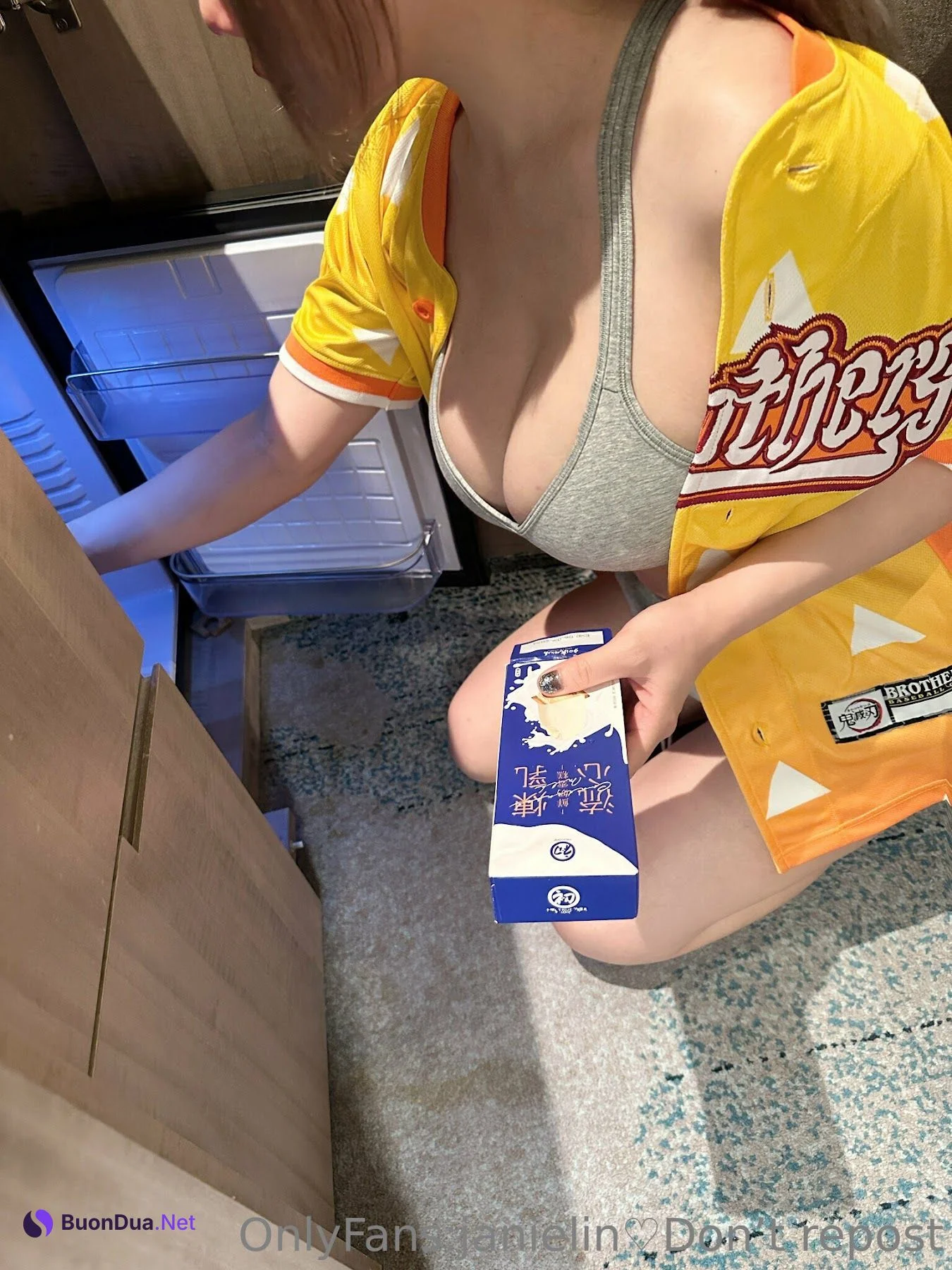JANiE 泥泥 – 北捷手扶梯驚現爆乳妹「超大尺寸」緩緩上升，男性旅客塞爆「泥泥學姐大膽自拍」 - รูปภาพ 25