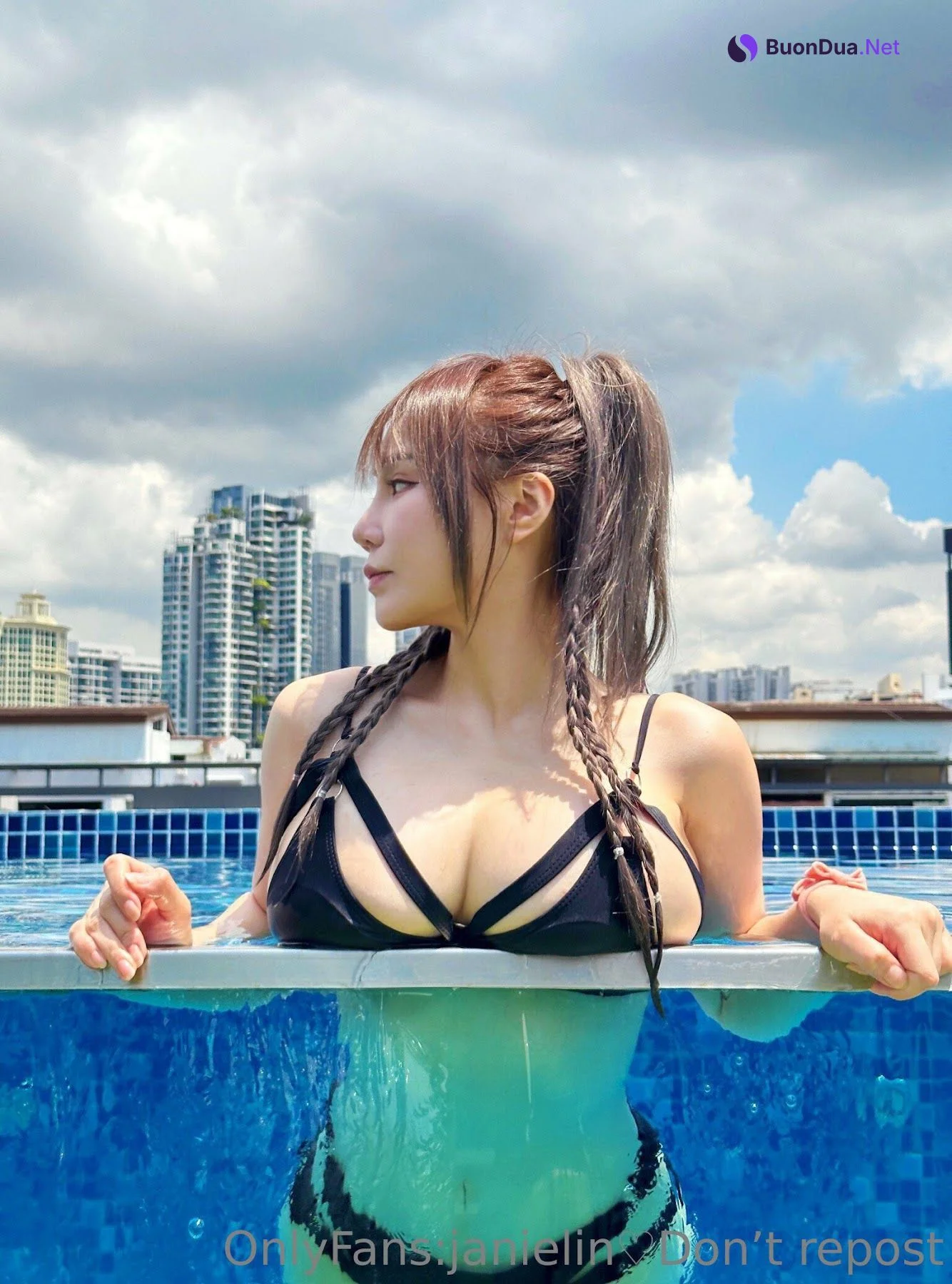JANiE 泥泥 – 北捷手扶梯驚現爆乳妹「超大尺寸」緩緩上升，男性旅客塞爆「泥泥學姐大膽自拍」 - รูปภาพ 26