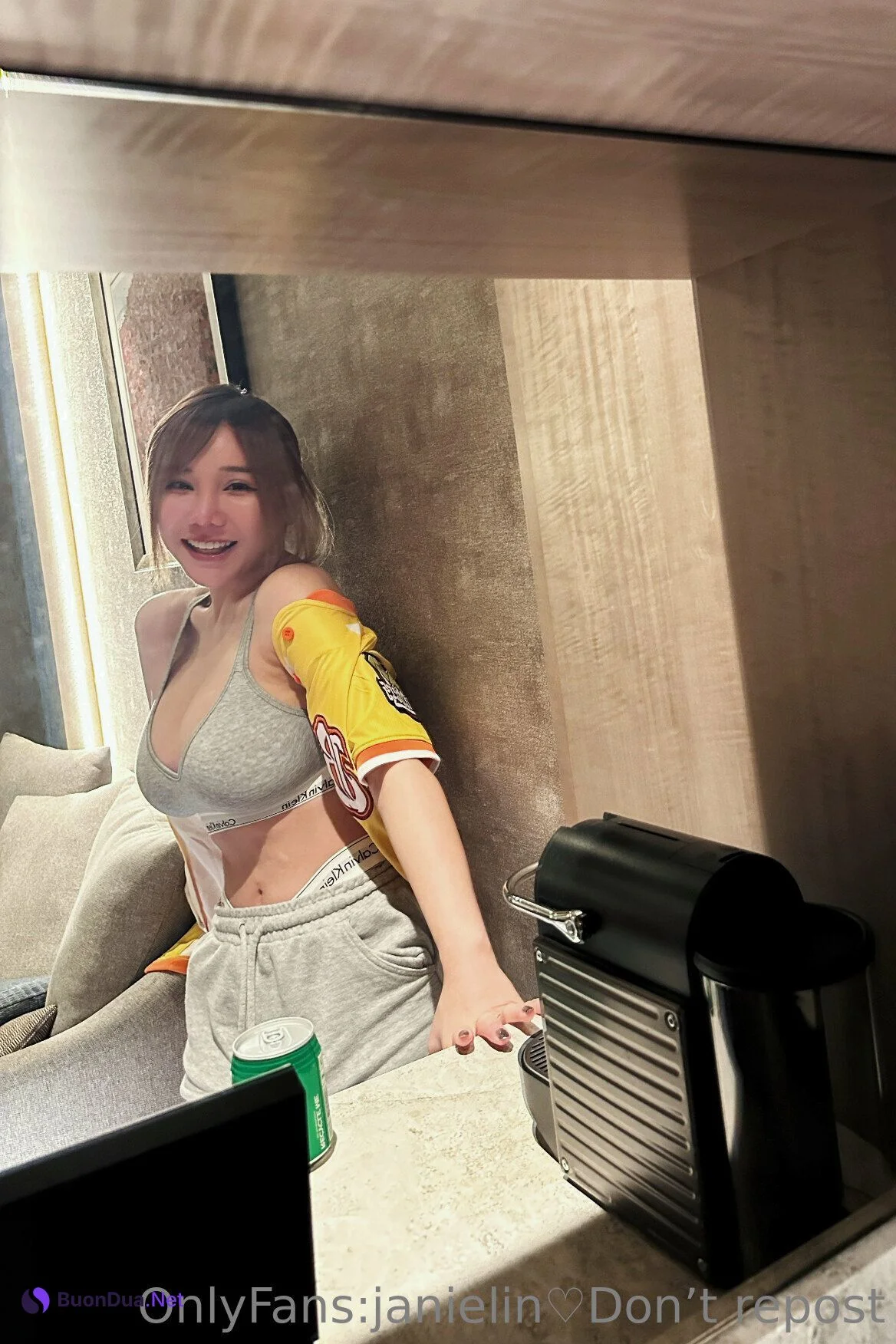 JANiE 泥泥 – 北捷手扶梯驚現爆乳妹「超大尺寸」緩緩上升，男性旅客塞爆「泥泥學姐大膽自拍」 - รูปภาพ 39