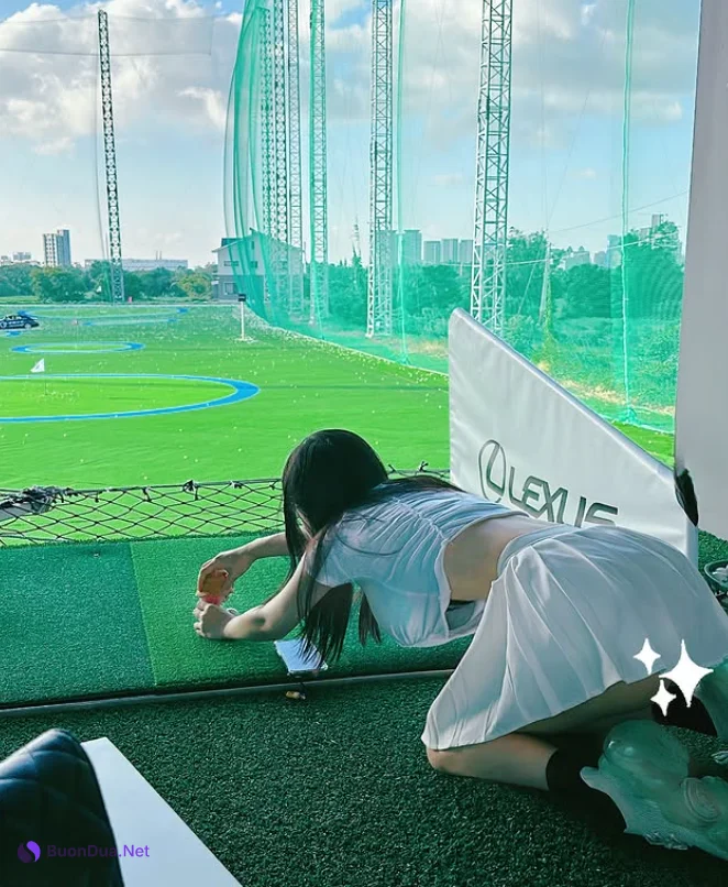 JANiE 泥泥 – 北捷手扶梯驚現爆乳妹「超大尺寸」緩緩上升，男性旅客塞爆「泥泥學姐大膽自拍」 - รูปภาพ 40
