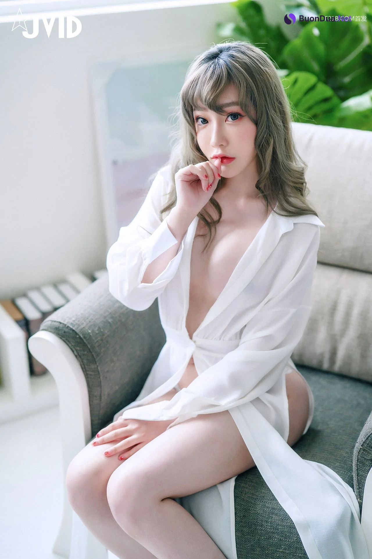 JVID 璃奈醬 – 兄弟一起把玩超美極品充氣娃娃，誤觸開關，一秒變真人 掰超開特寫／想咬一口鮑 Set.01 - Photo 2