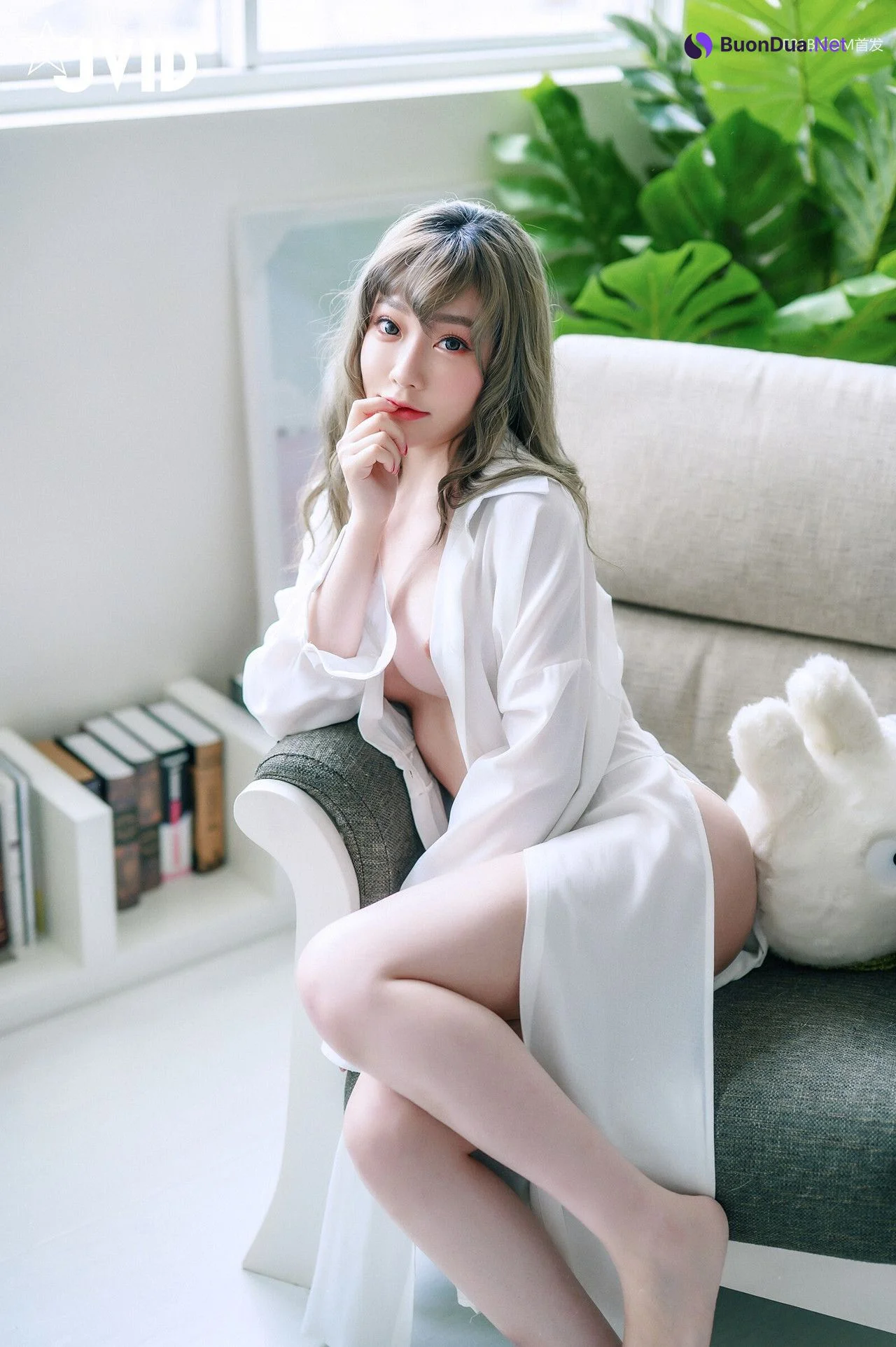 JVID 璃奈醬 – 兄弟一起把玩超美極品充氣娃娃，誤觸開關，一秒變真人 掰超開特寫／想咬一口鮑 Set.01 - Photo 3
