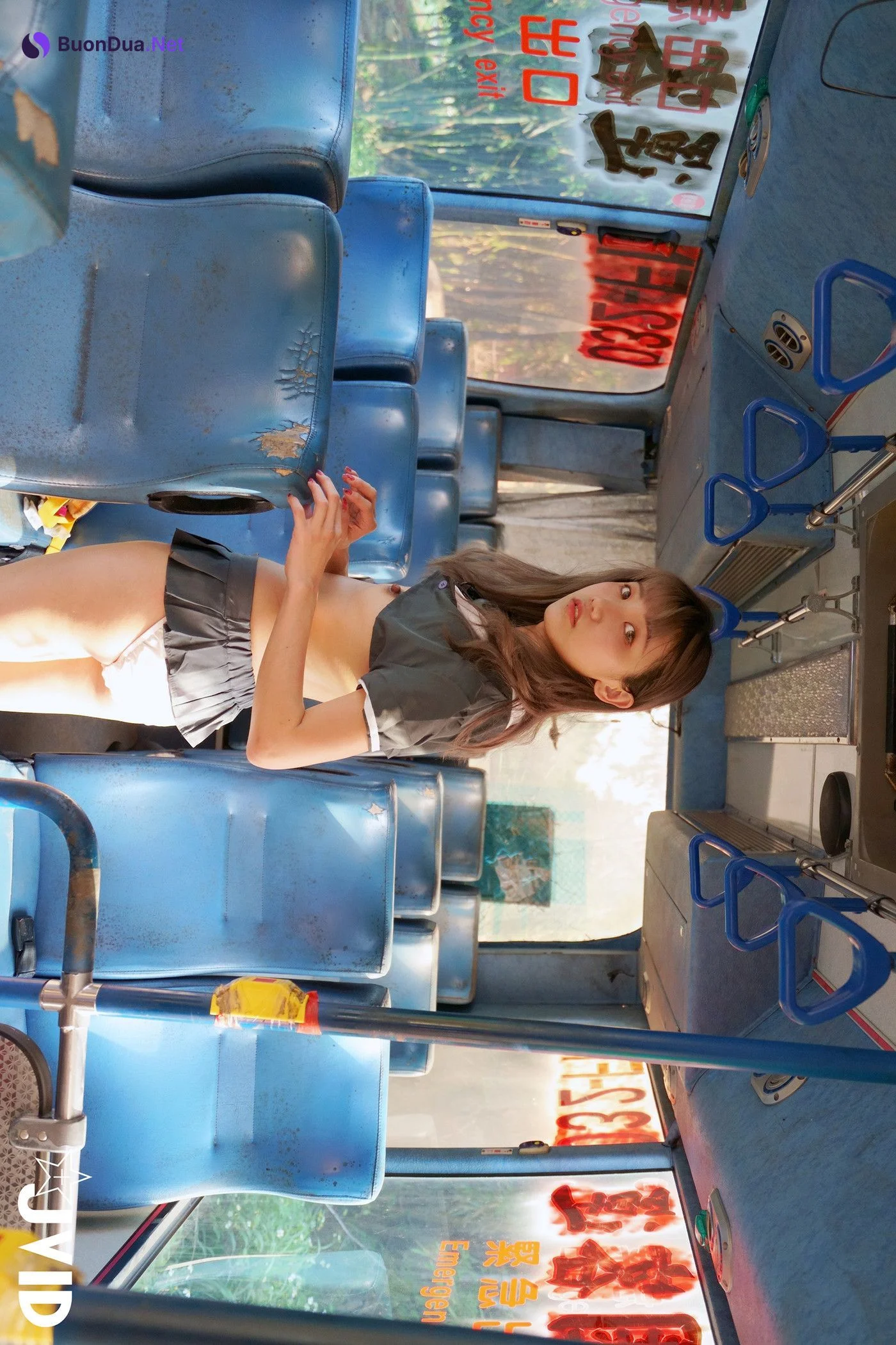 JVID 伊芙蝶 – 真实-公车上处女丧失回忆录 Set.01 - Photo 5