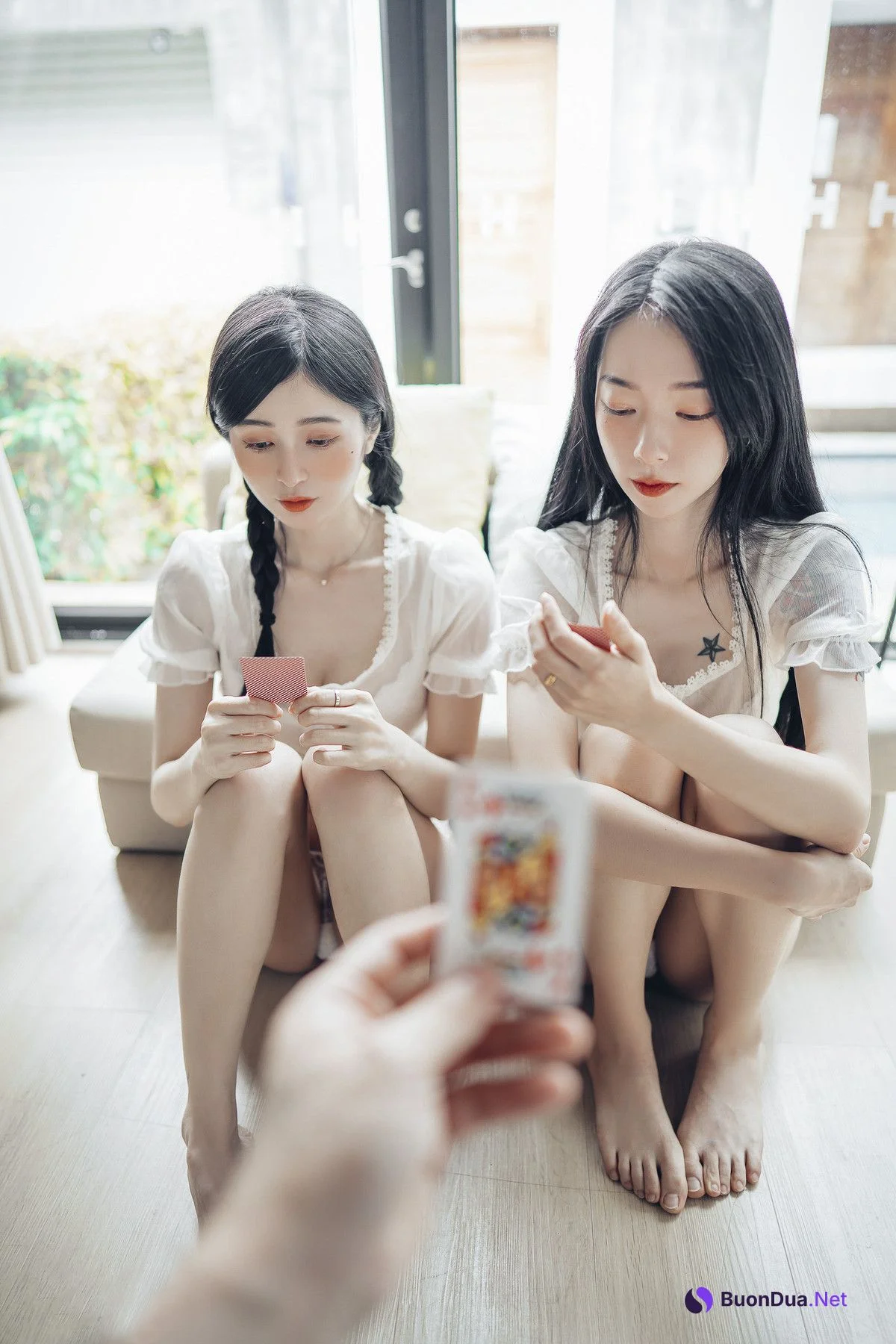 JVID精品 情色國王遊戲🔞比賽寫真情色大突破🔥 飄飄 辰辰 挑戰大家從沒有看過的她們 內容絕對厲害!!超誠意尺度滿滿的國王視角❤️讓兩位女神服侍 誰才是國王 Set.01 - Photo 9