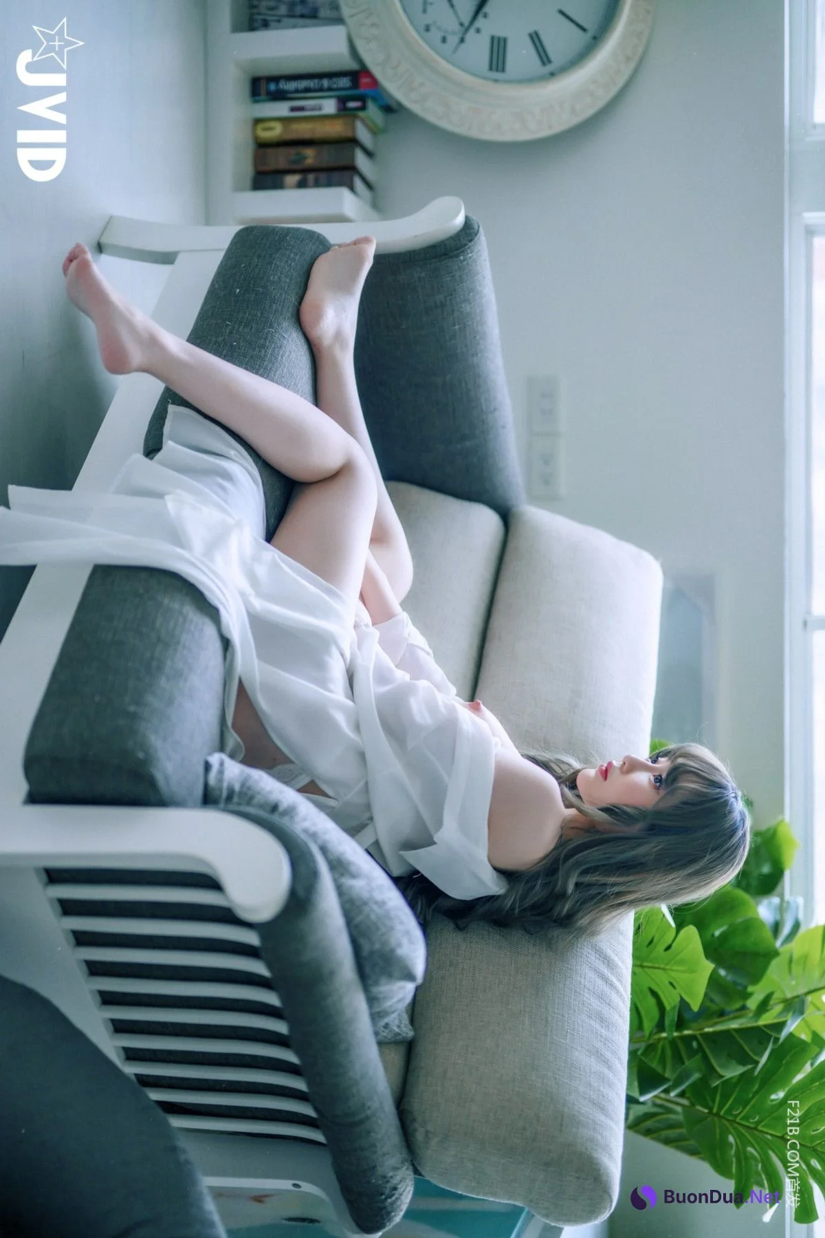 JVID 璃奈醬 – 兄弟一起把玩超美極品充氣娃娃，誤觸開關，一秒變真人 掰超開特寫／想咬一口鮑 Set.02 - Photo 6