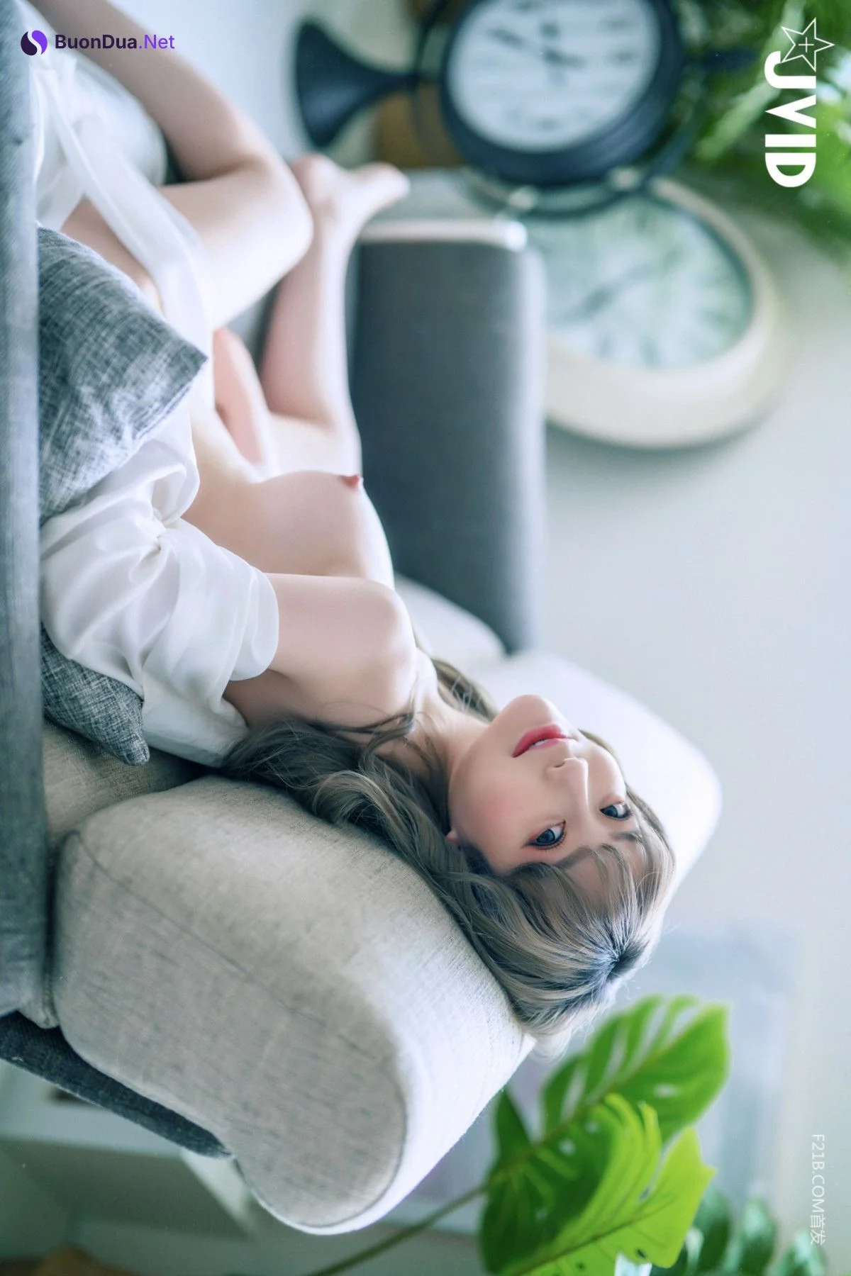 JVID 璃奈醬 – 兄弟一起把玩超美極品充氣娃娃，誤觸開關，一秒變真人 掰超開特寫／想咬一口鮑 Set.02 - Photo 9