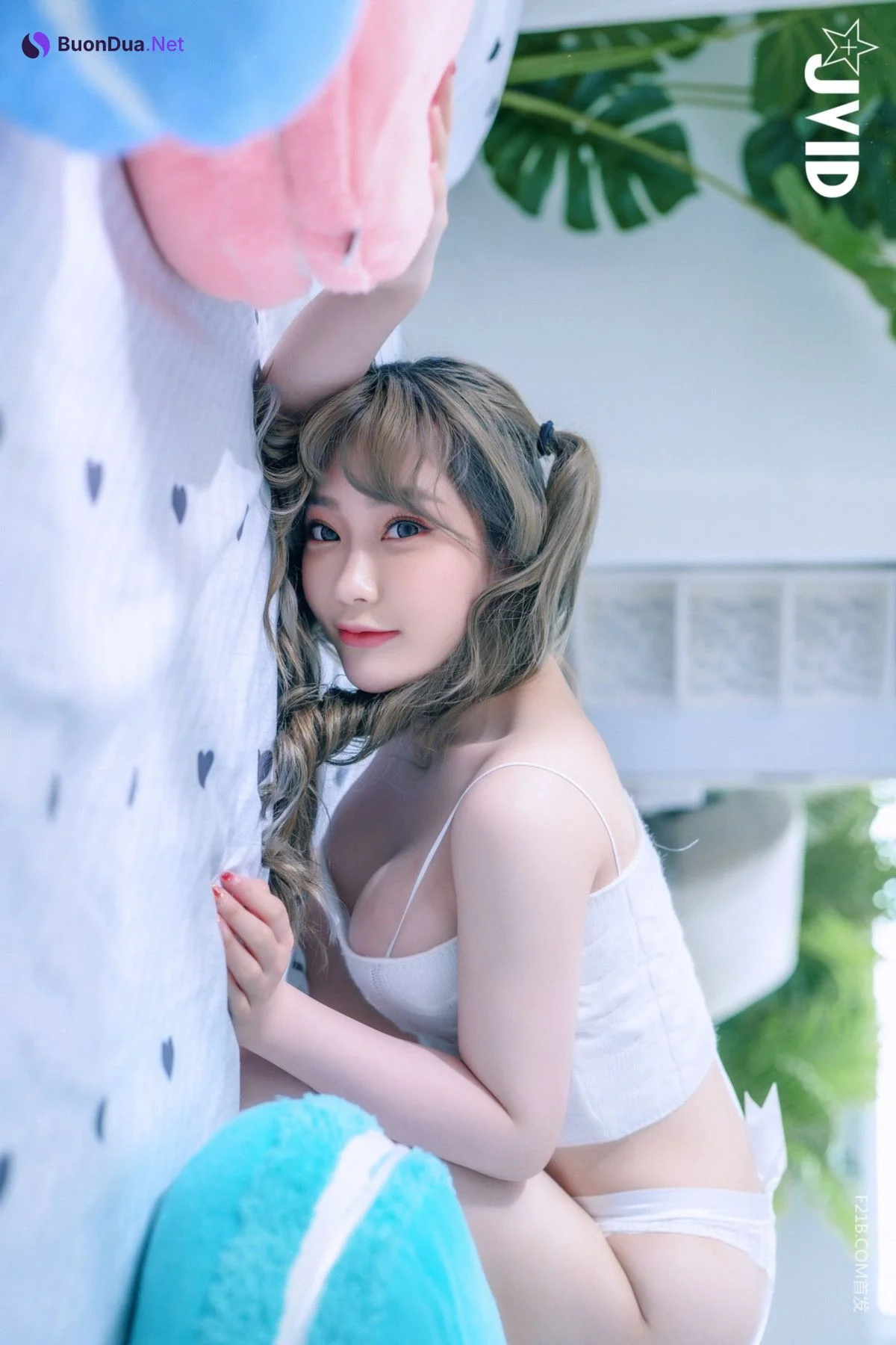 JVID 璃奈醬 – 兄弟一起把玩超美極品充氣娃娃，誤觸開關，一秒變真人 掰超開特寫／粉嫩鮑 Set.04 - Photo 8