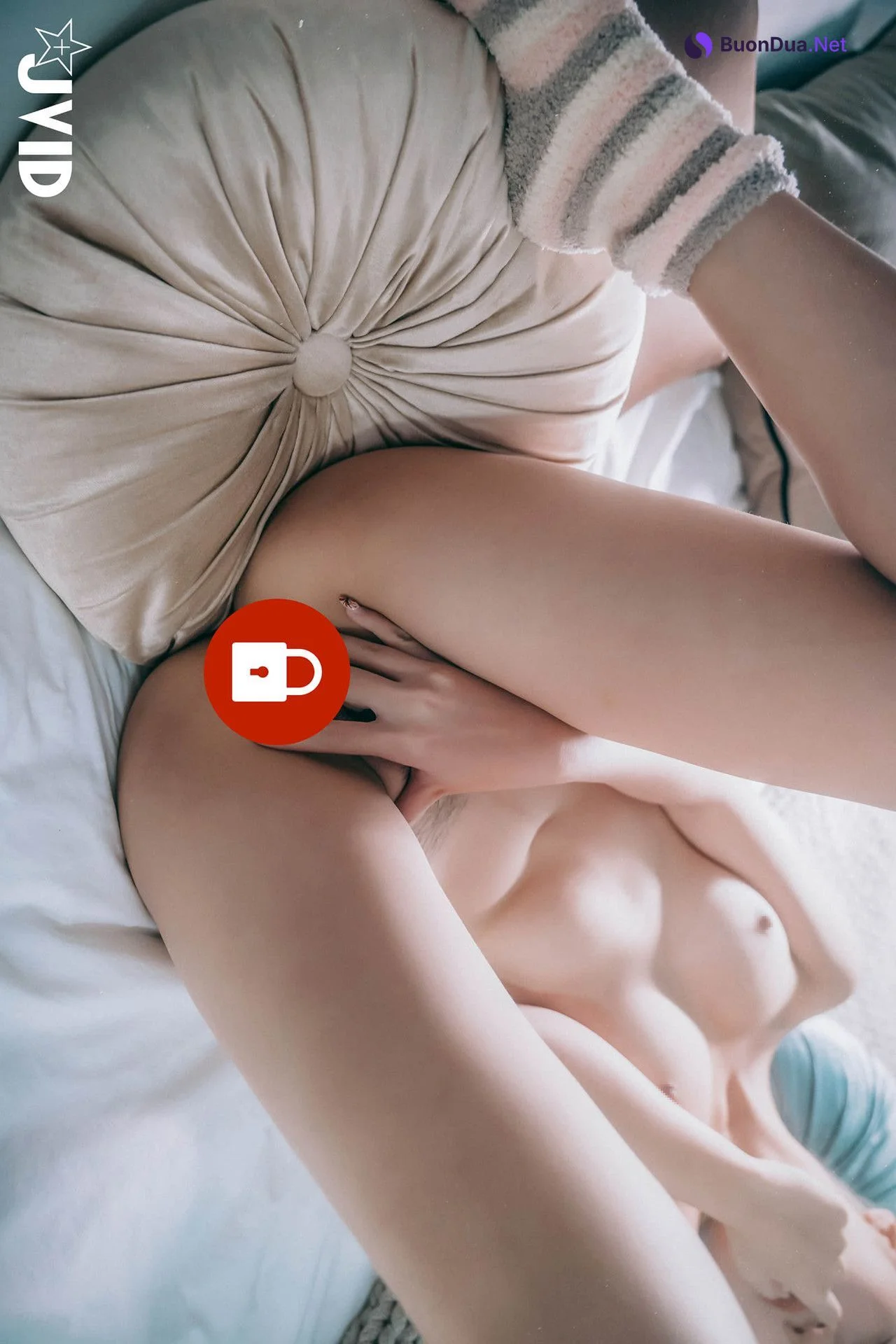 JVID Verna 借宿友人家-自己脱光光自摸爱抚-最后被友人掰开腿 Set.02 - Photo 2