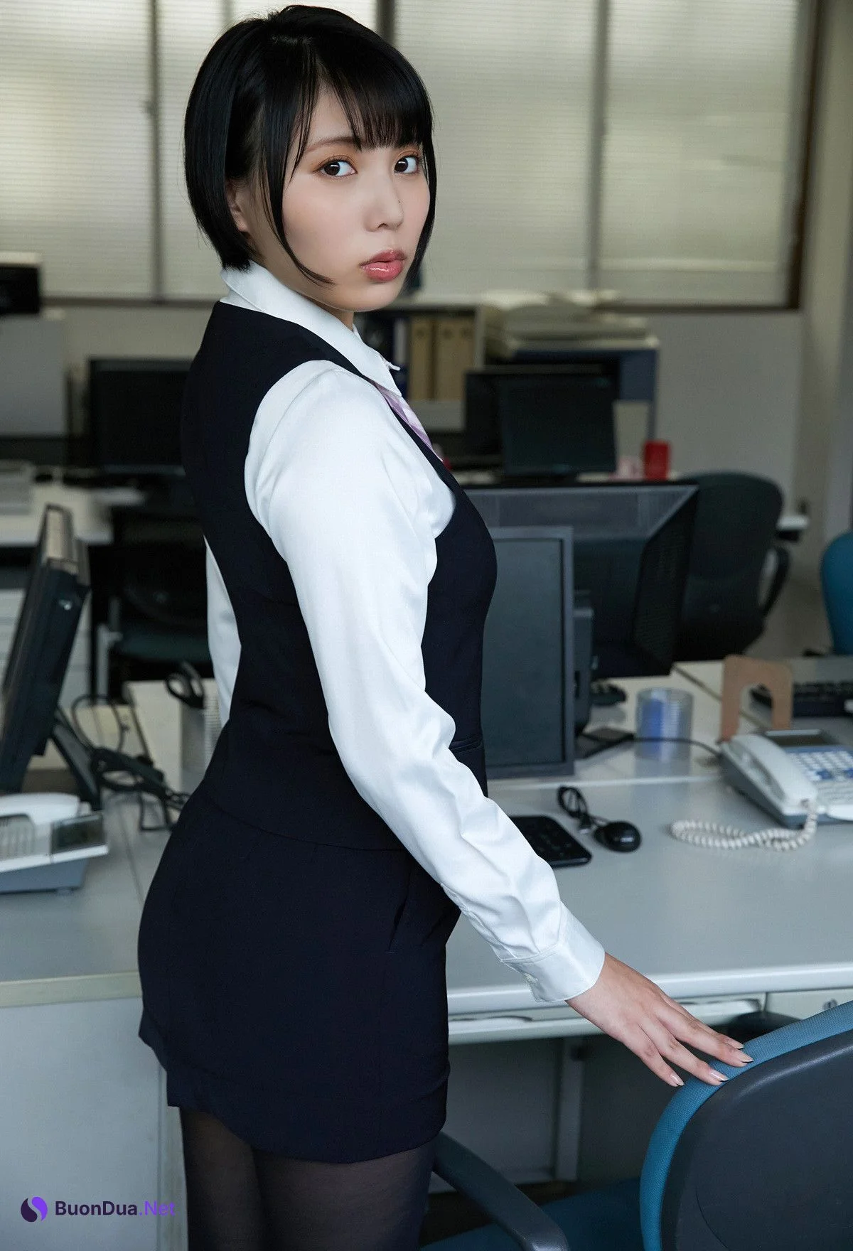 Kaoru Yasui 安位薫, デジタル写真集 「新入社員の安位さん」 - Photo 11