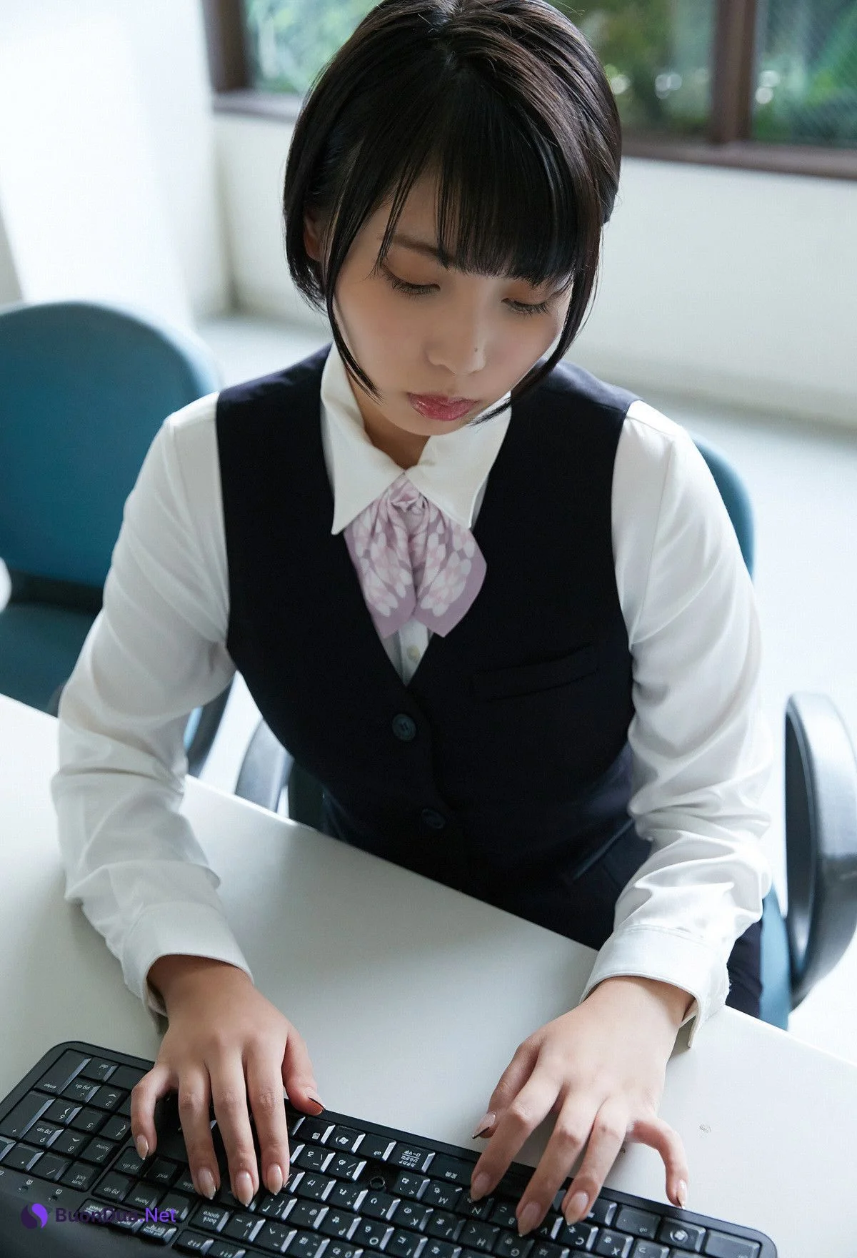 Kaoru Yasui 安位薫, デジタル写真集 「新入社員の安位さん」 - Photo 2
