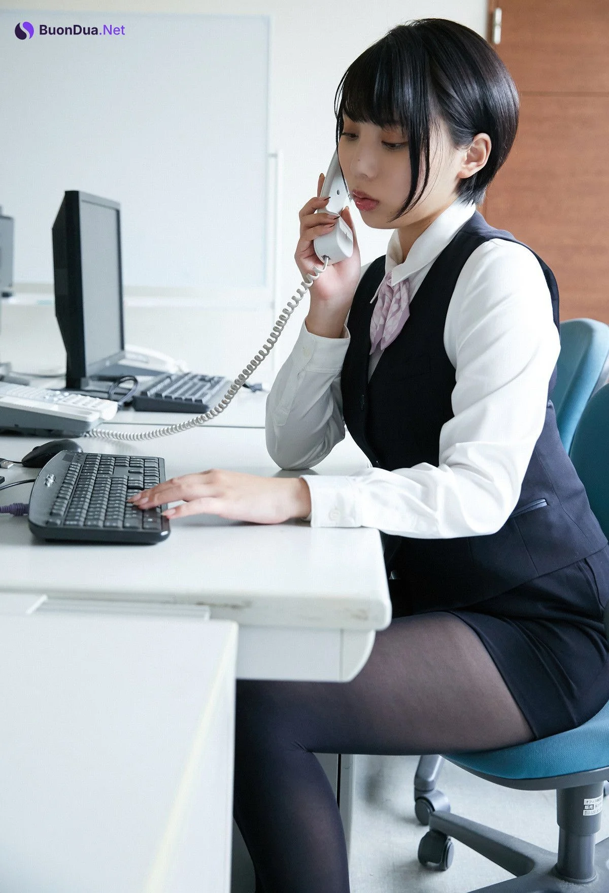 Kaoru Yasui 安位薫, デジタル写真集 「新入社員の安位さん」 - Photo 3