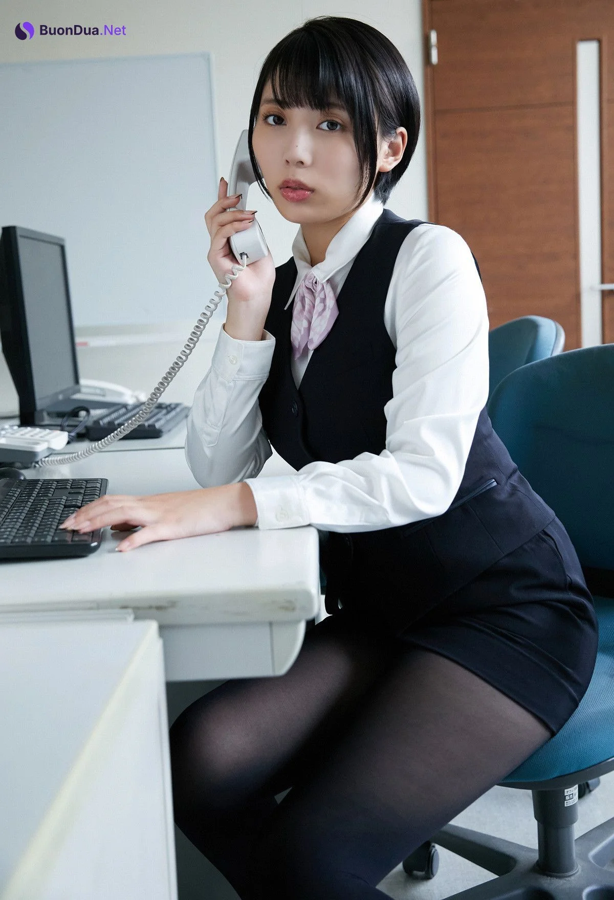 Kaoru Yasui 安位薫, デジタル写真集 「新入社員の安位さん」 - Photo 4