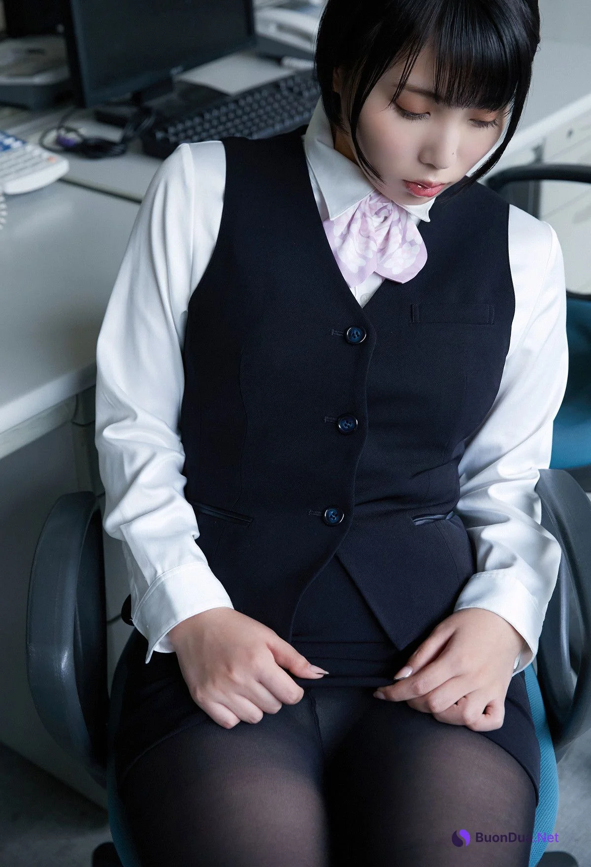 Kaoru Yasui 安位薫, デジタル写真集 「新入社員の安位さん」 - Photo 5