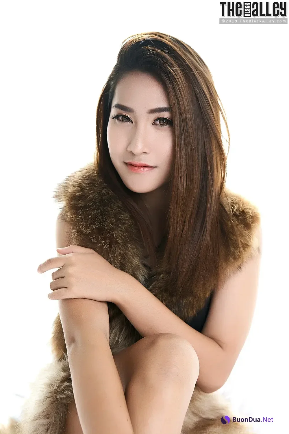 Linlin – The Black Alley Photobook Set.28 - Photo 2