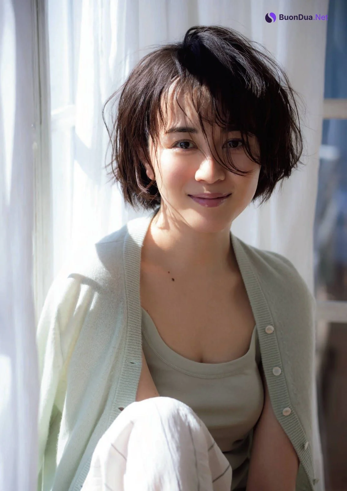 Manami Higa 比嘉愛未, Shukan Bunshun 2021.04.01 (週刊文春 2021年4月1日号) - Photo 3