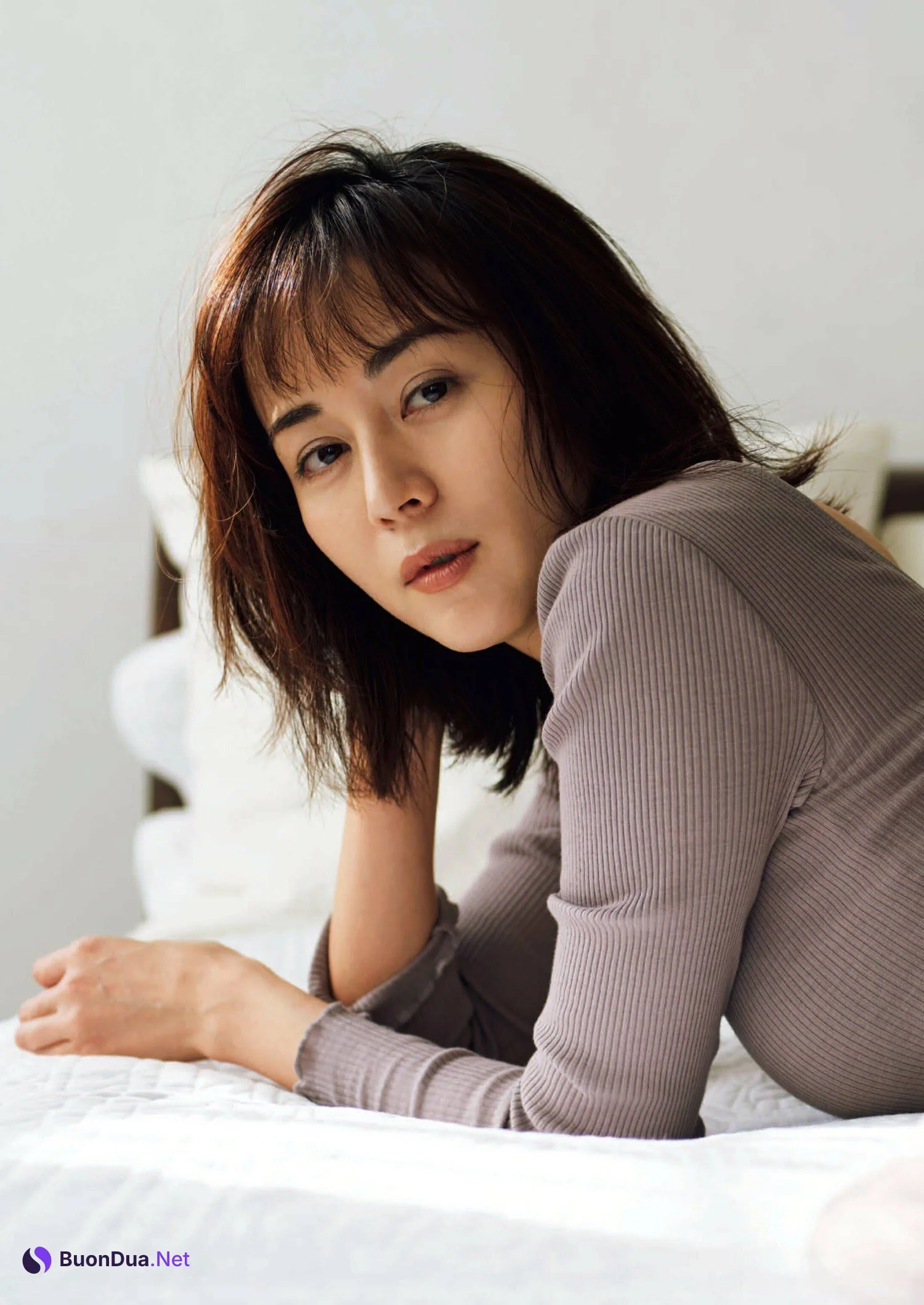 Manami Higa 比嘉愛未, Shukan Bunshun 2023.01.26 (週刊文春 2023年1月26日号) - Photo 3