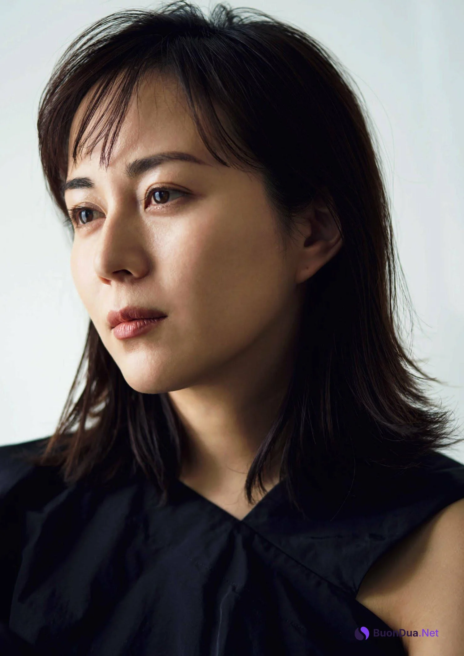 Manami Higa 比嘉愛未, Shukan Bunshun 2023.01.26 (週刊文春 2023年1月26日号) - Photo 6