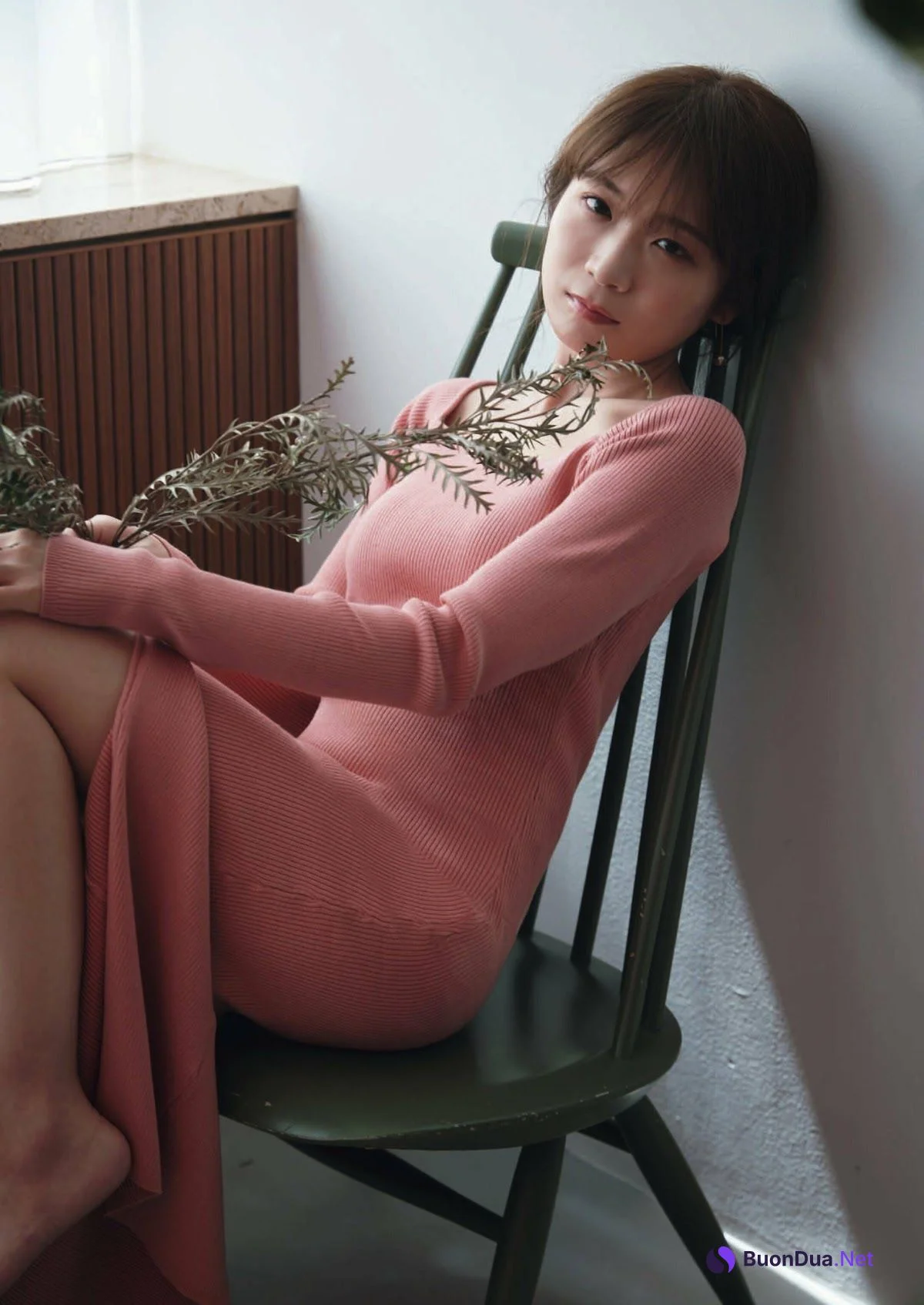 Manatsu Akimoto 秋元真夏, Shukan Bunshun 2023.05.18 (週刊文春 2023年5月18日号) - Photo 6
