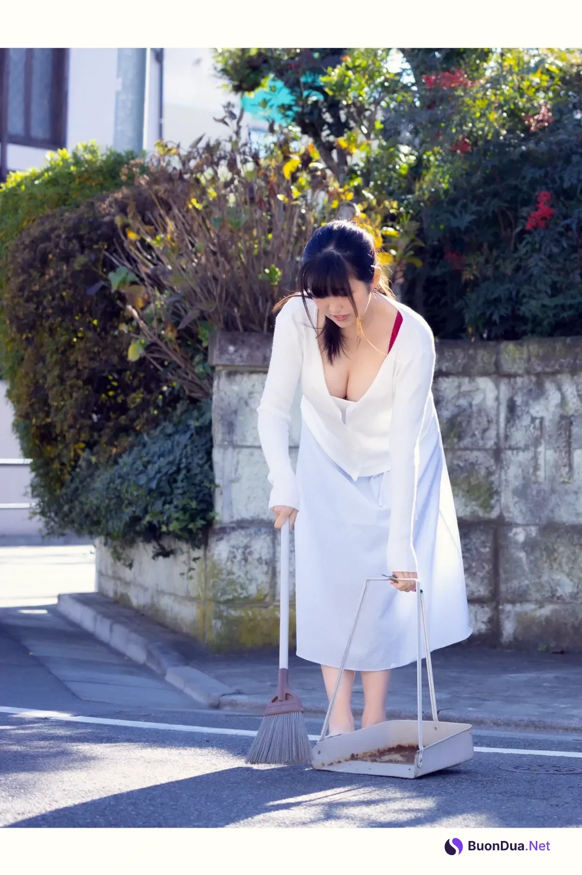 Maya Kikuchi 菊池まや, グラビア写真集 君の視線に焦がされて - Photo 2