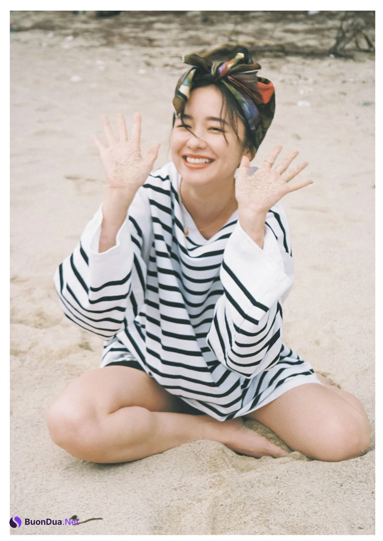 Mayu Hotta 堀田真由, Young Jump 2023 No.18 (ヤングジャンプ 2023年18号) - Photo 2