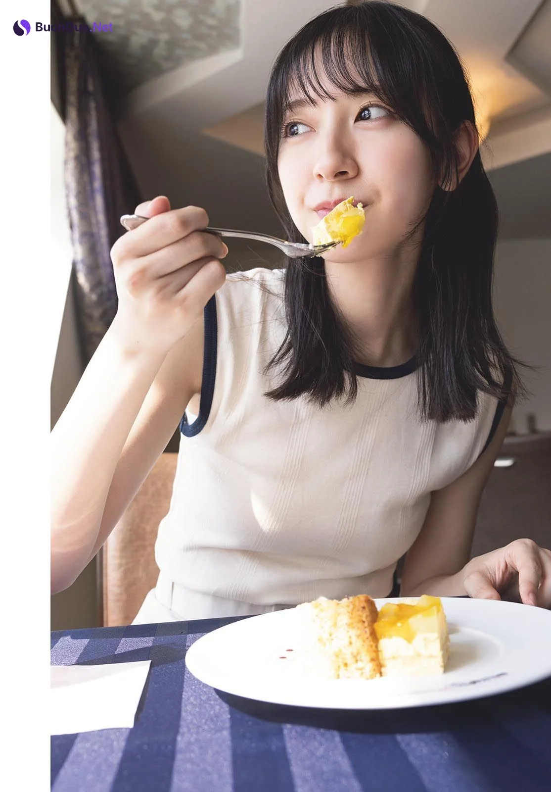 Miku Kanemura 金村美玖, Shonen Sunday 2024 No.45 (週刊少年サンデー 2024年45号) - Photo 3